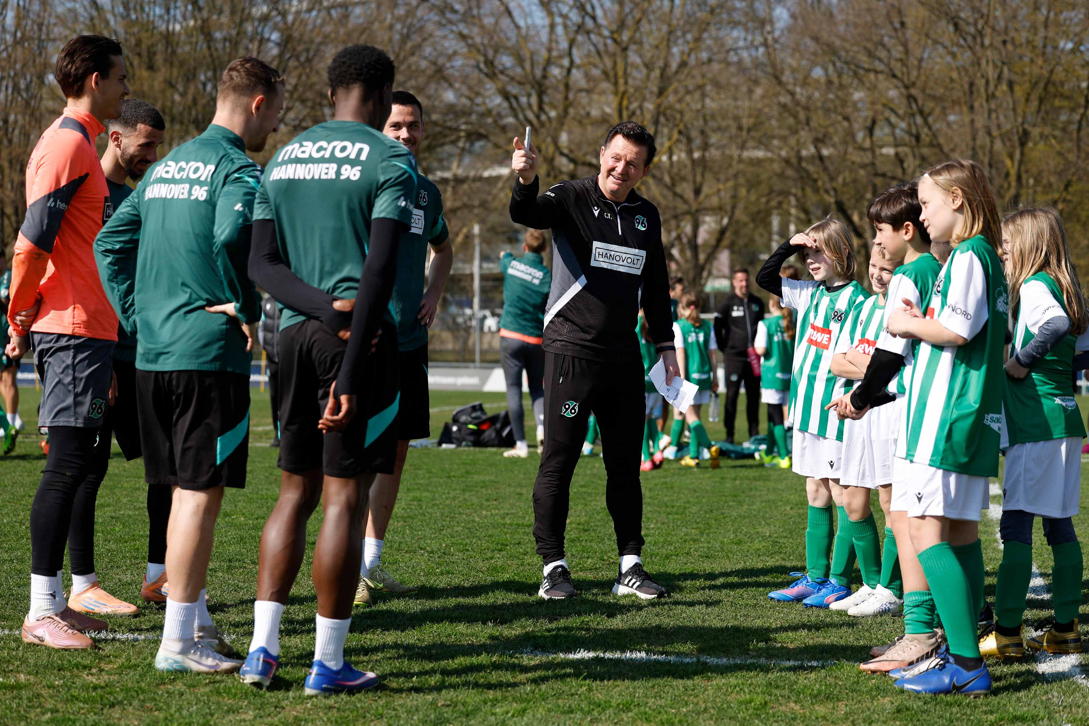 Christian Titz erklärt eine Übung.