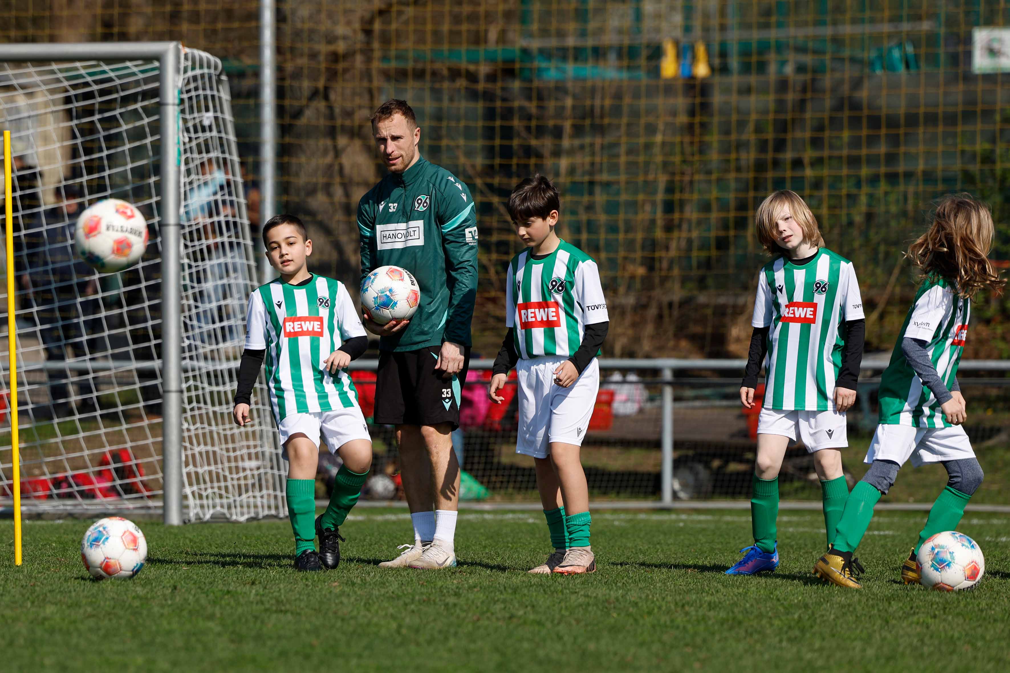 Maurice Neubauer schaut den Kindern beim Training zu.