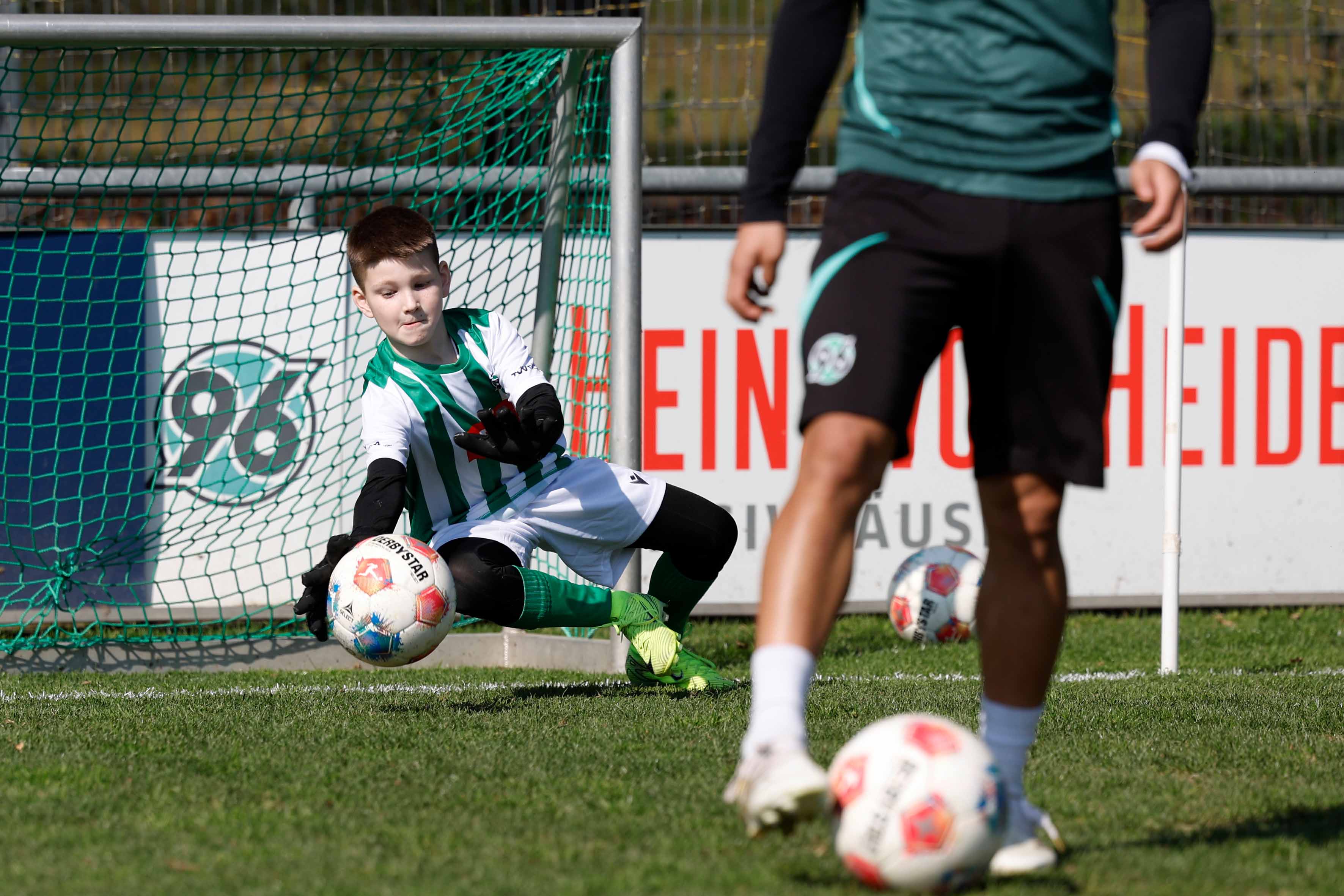 Ein Kind hütet das Tor.