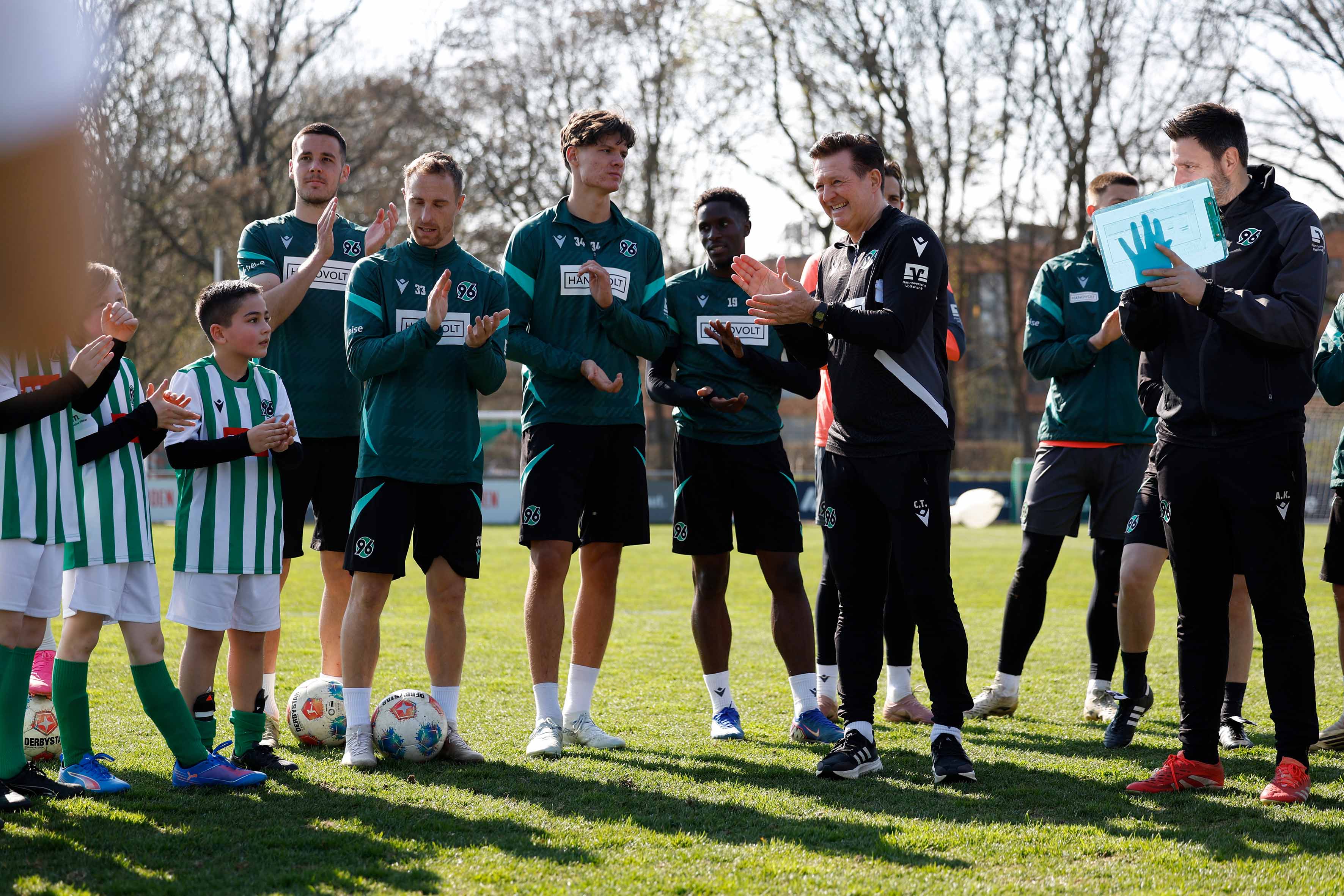 Alle applaudieren im Kreis.