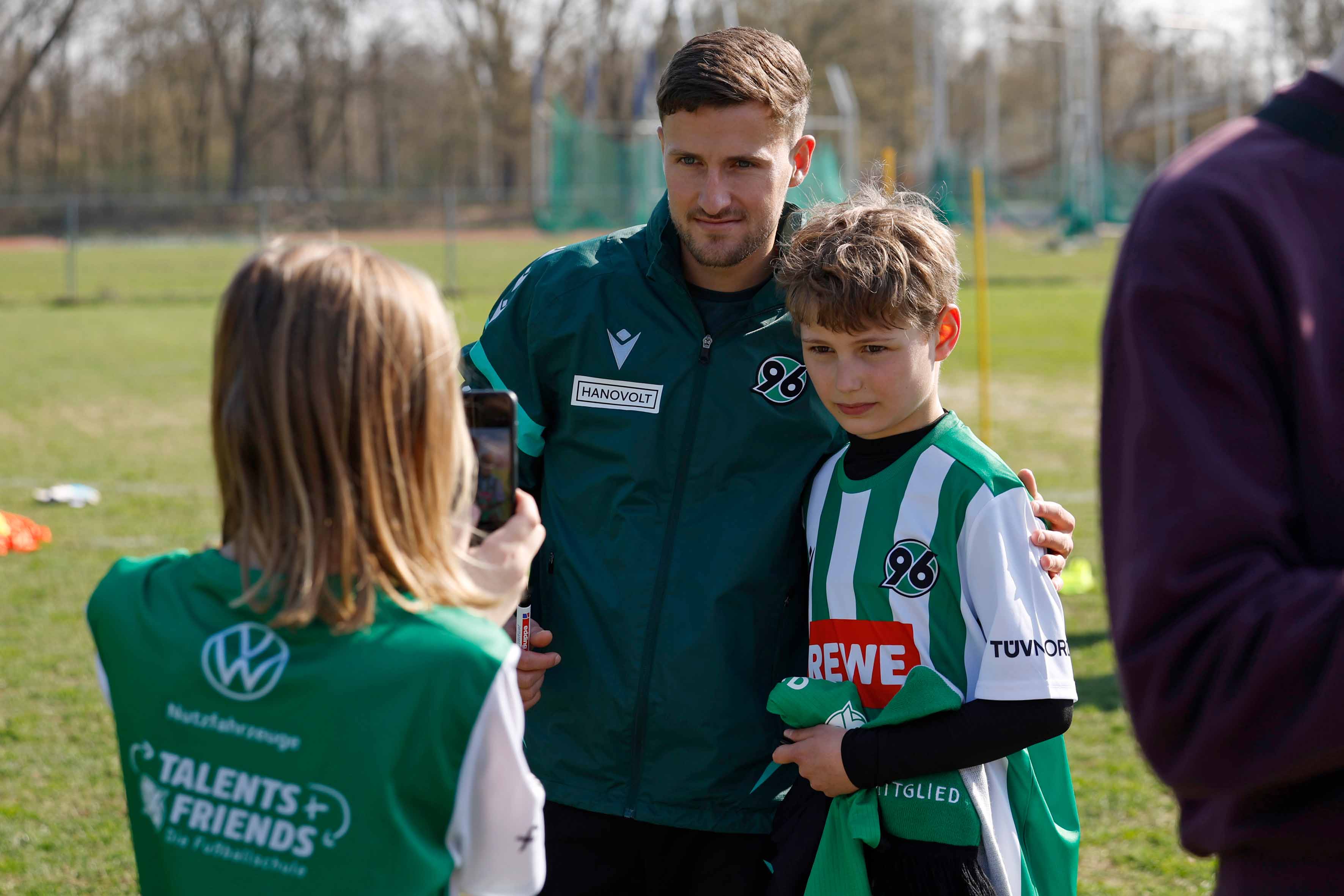 Enzo Leopold und ein Kind machen ein gemeinsames Foto.