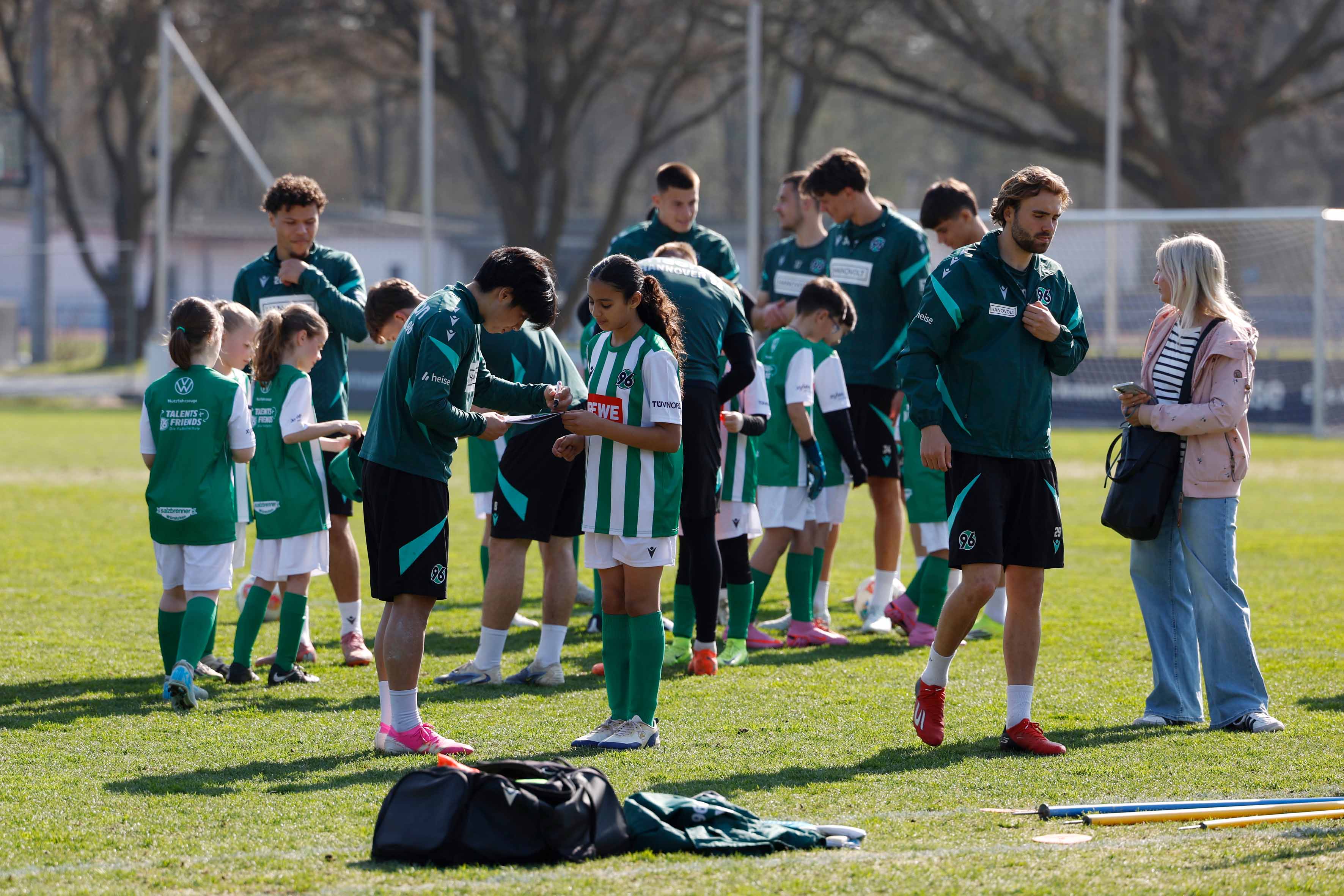 Kinder holen sich Autogramme.