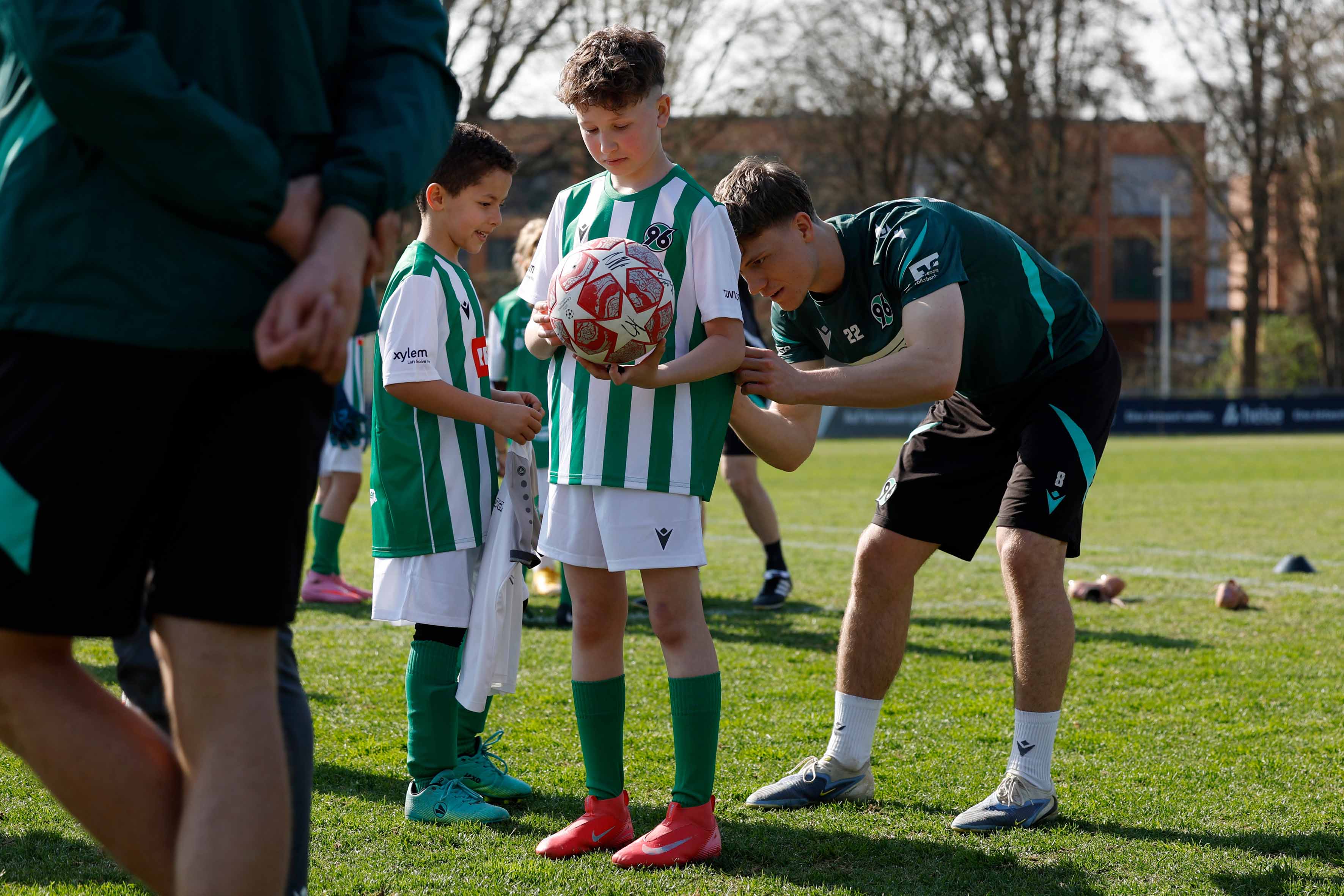Noah Engelbreth gibt ein Autogramm.