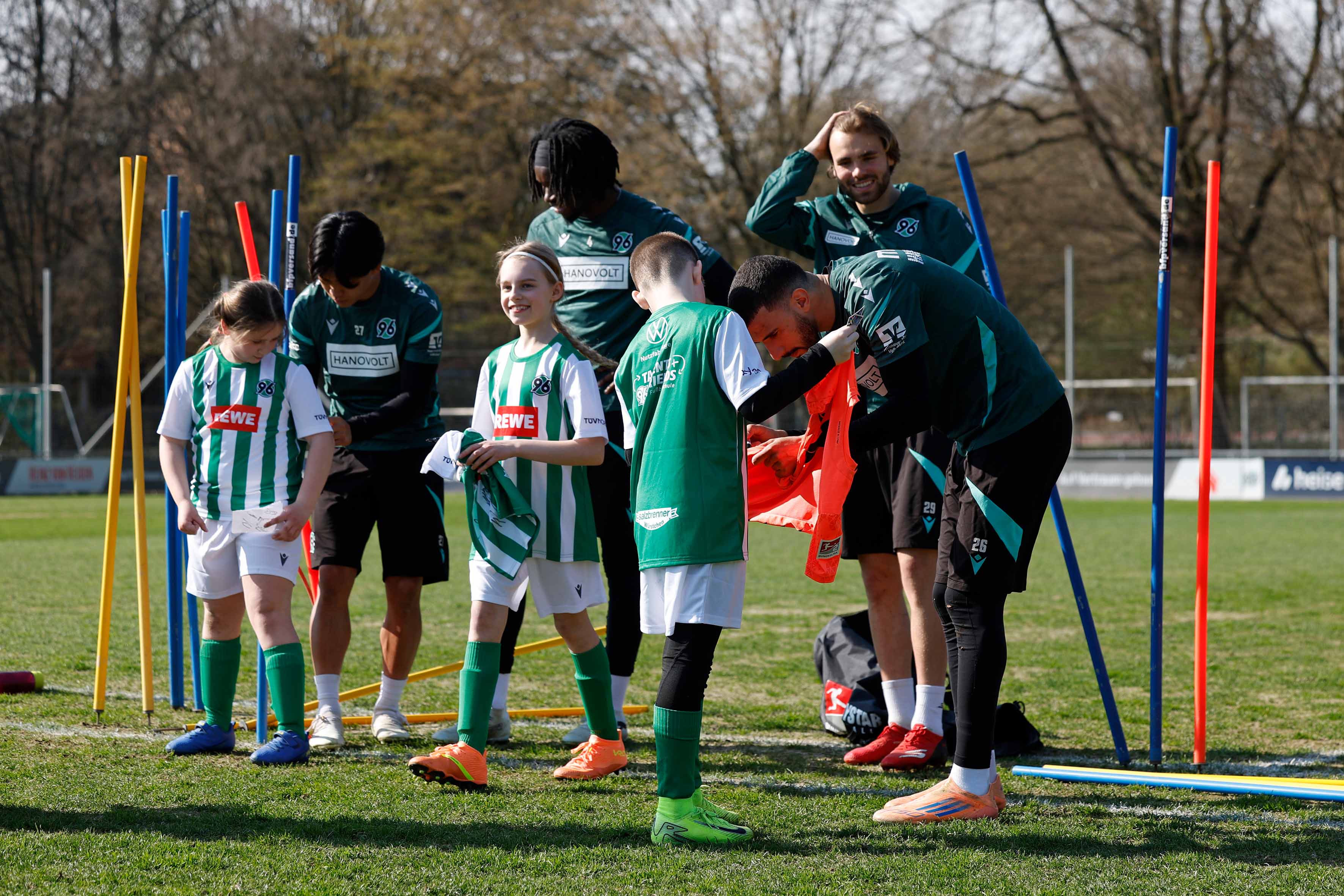 Kinder holen sich Autogramme.