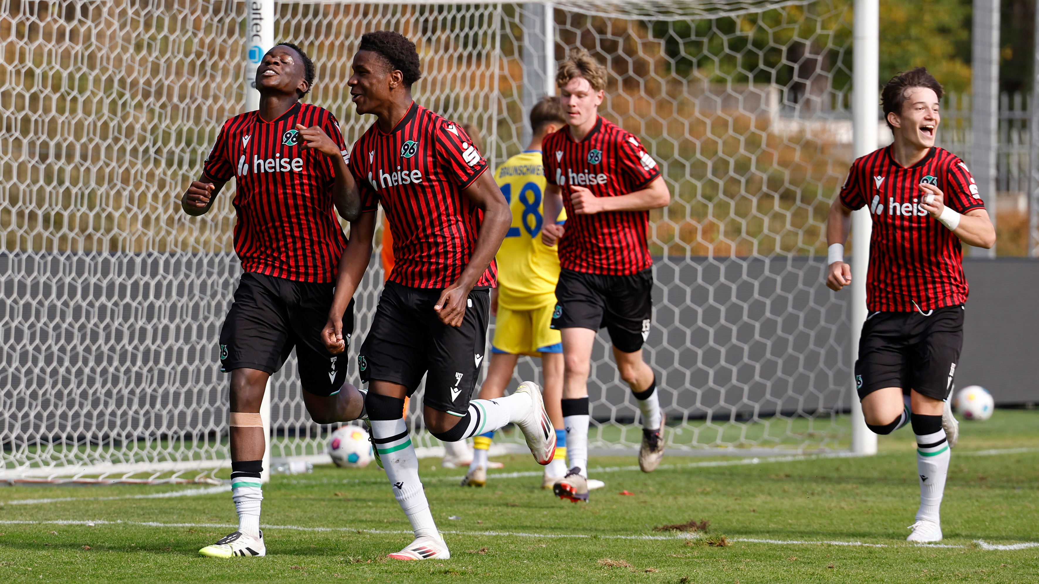 Justice Turay, Ebrima Sallah und Tamo Knaut bejubeln einen Treffer der U17 von Hannover 96.