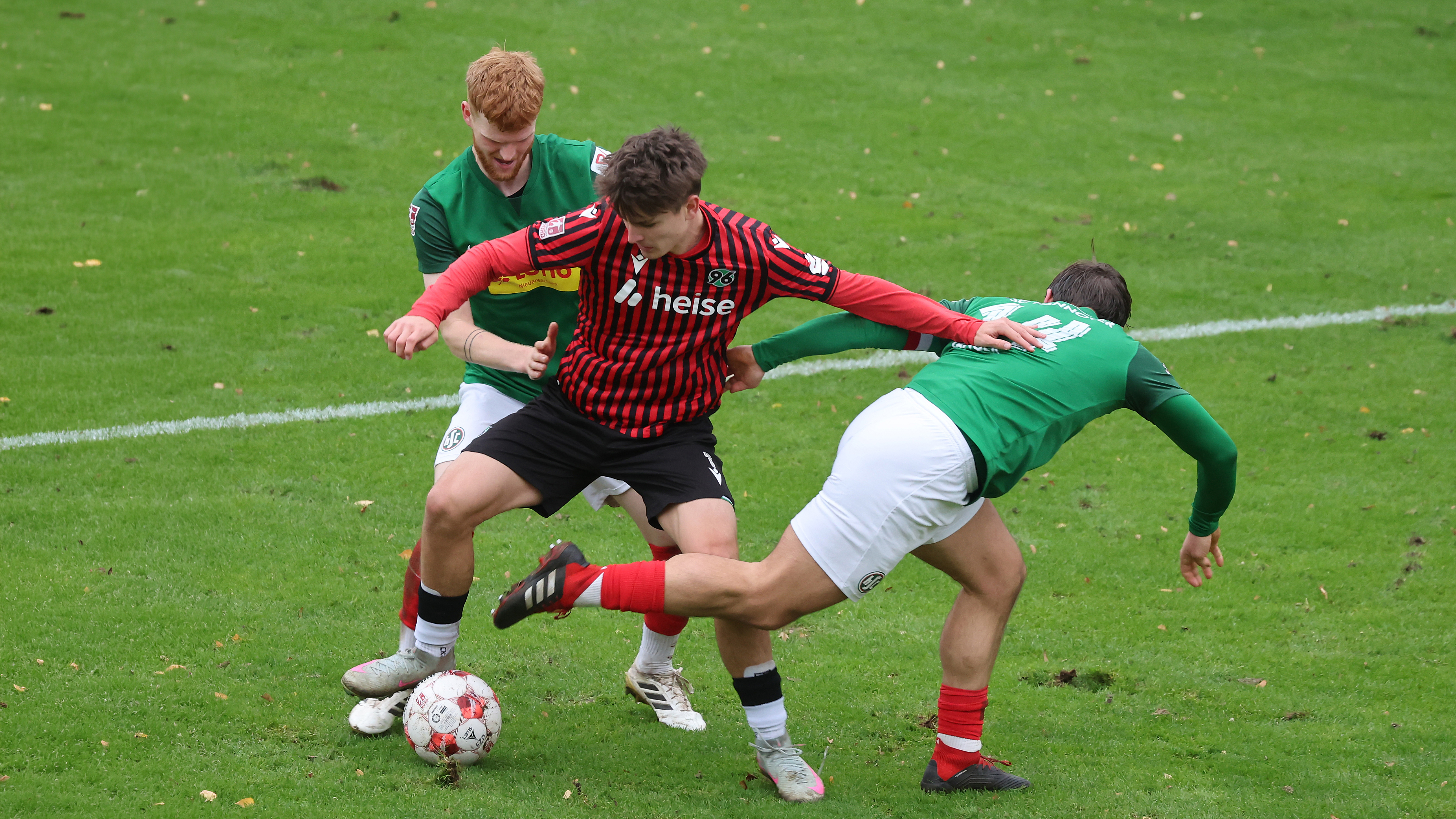 Zweikampf beim Spiel zwischen der U23 von Hannover 96 und dem HSC Hannover.