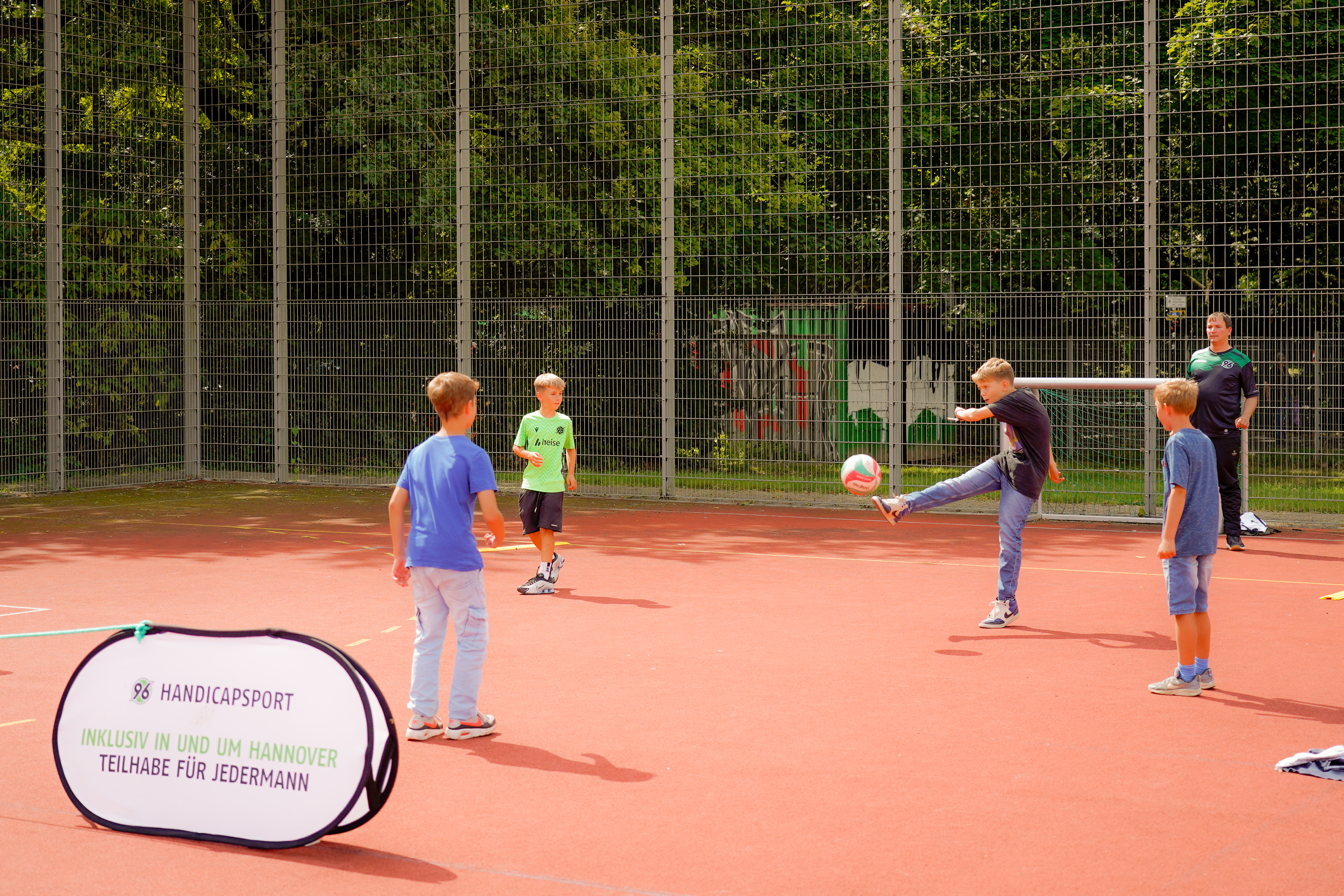 Vier Kinder spielen Fußball.