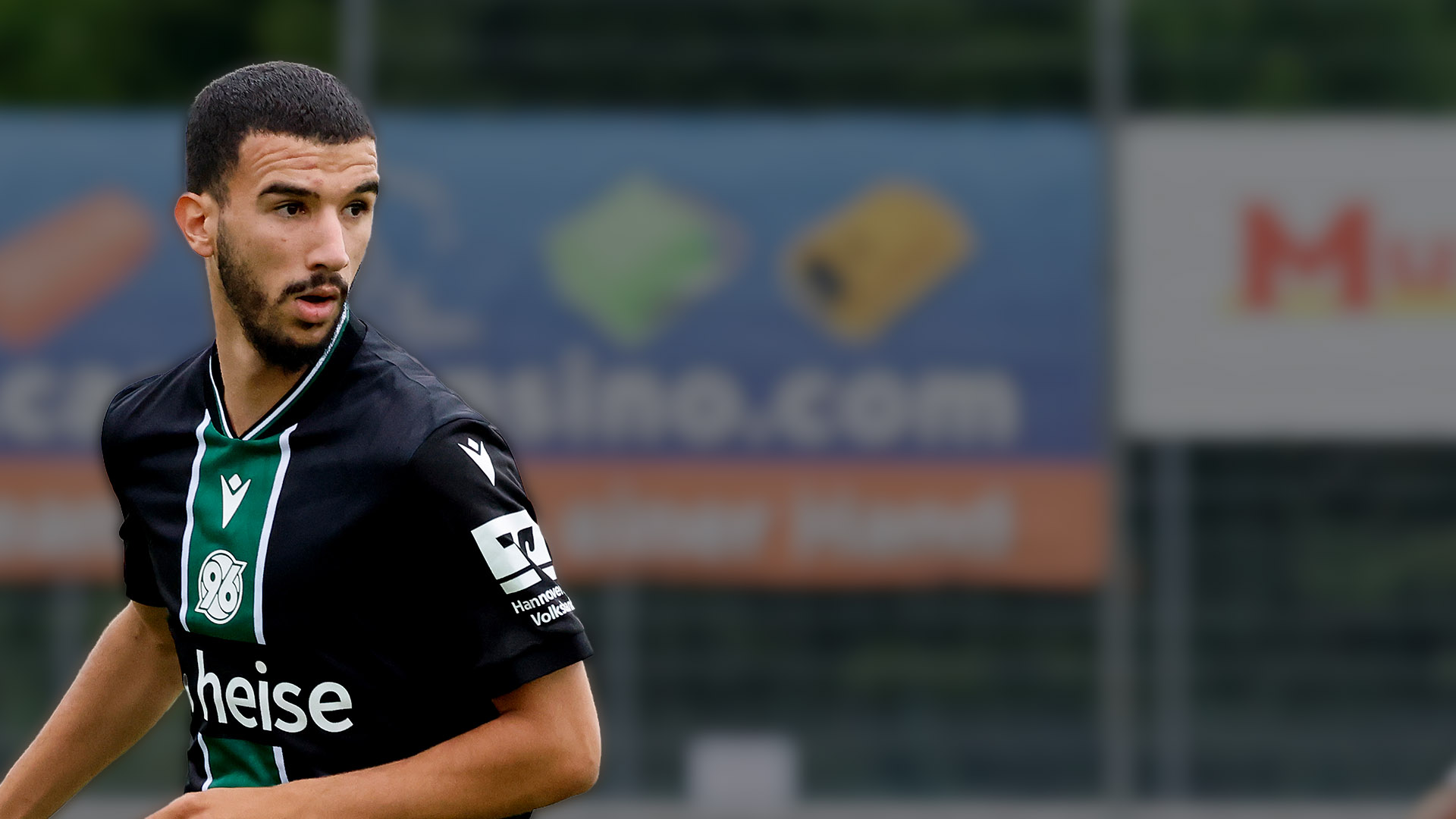 Hannover-96-Neuzugang Waniss Taibi im neuen 96-Auswärtstrikot, er schaut zur Seite.