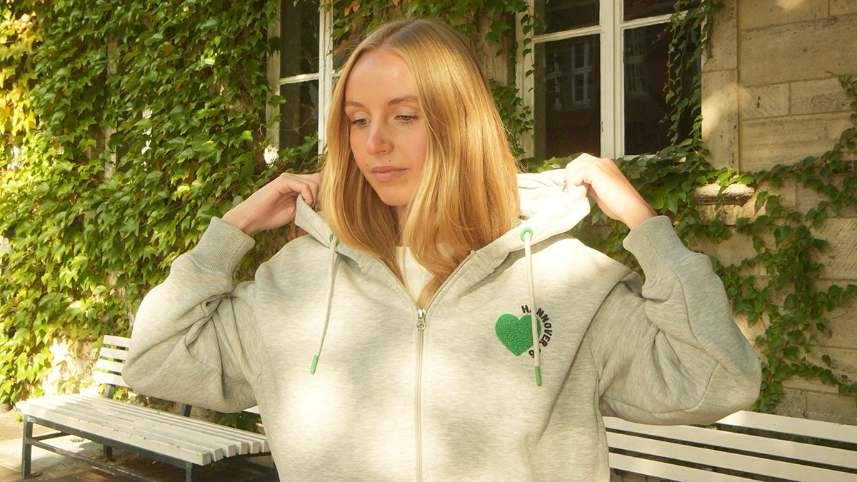 Das helle Sweatshirt für Damen ist zu sehen.