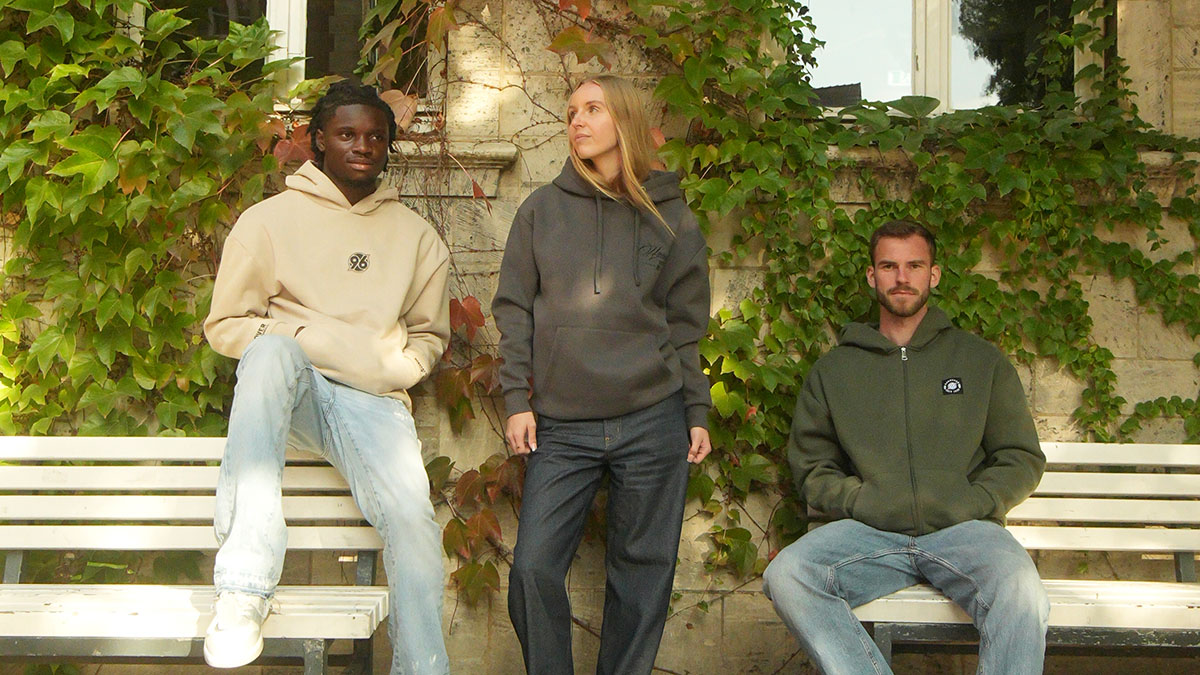 Die Models präsentieren den hellgrauen, den dunkelgrauen und den olivgrünen Hoodie.