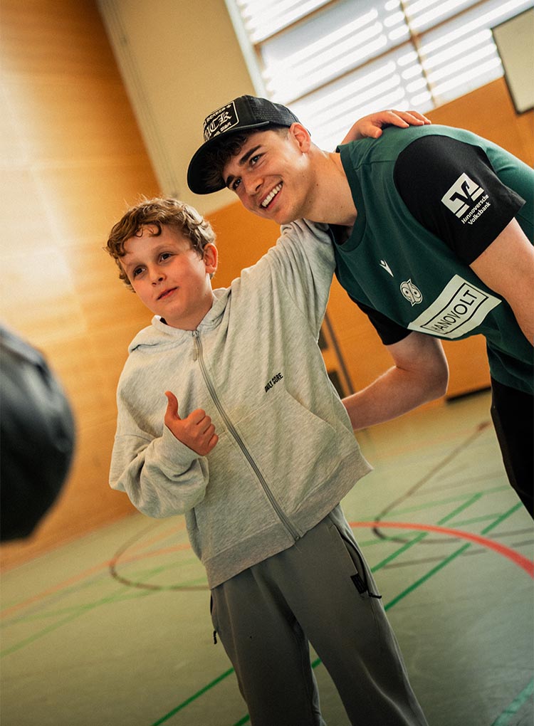 Weißhaupt macht ein Foto mit einem Jungen.