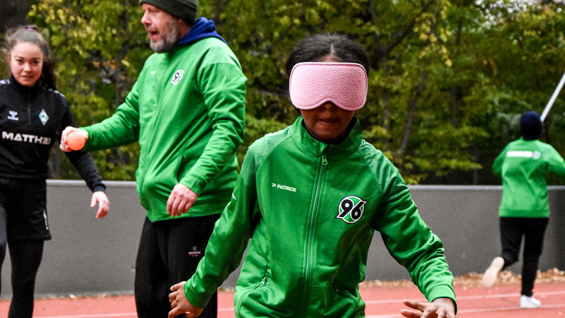 Blindenfußballspielerin von Hannover 96 im Dribbling