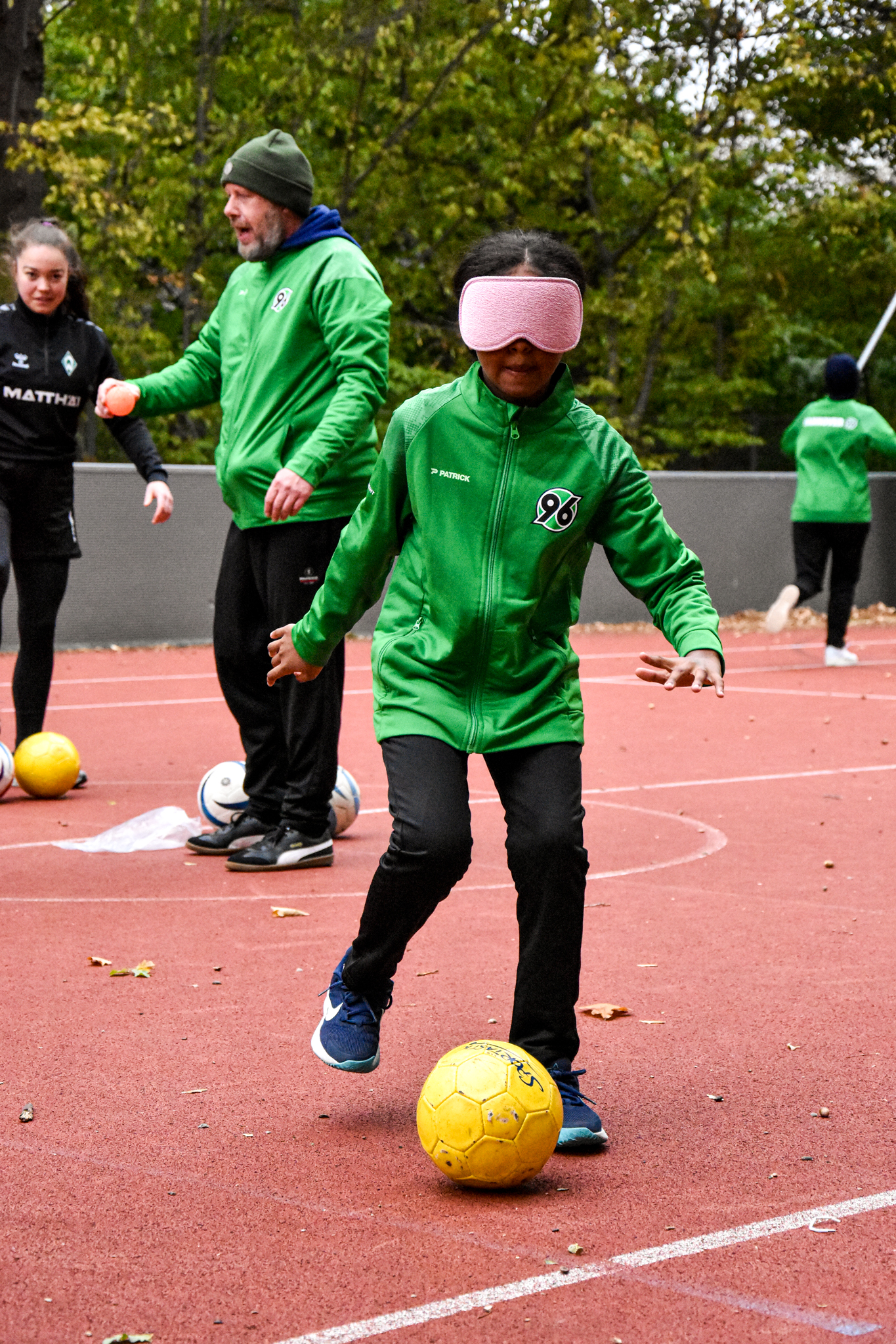 Blindenfußballspielerin von Hannover 96 im Dribbling