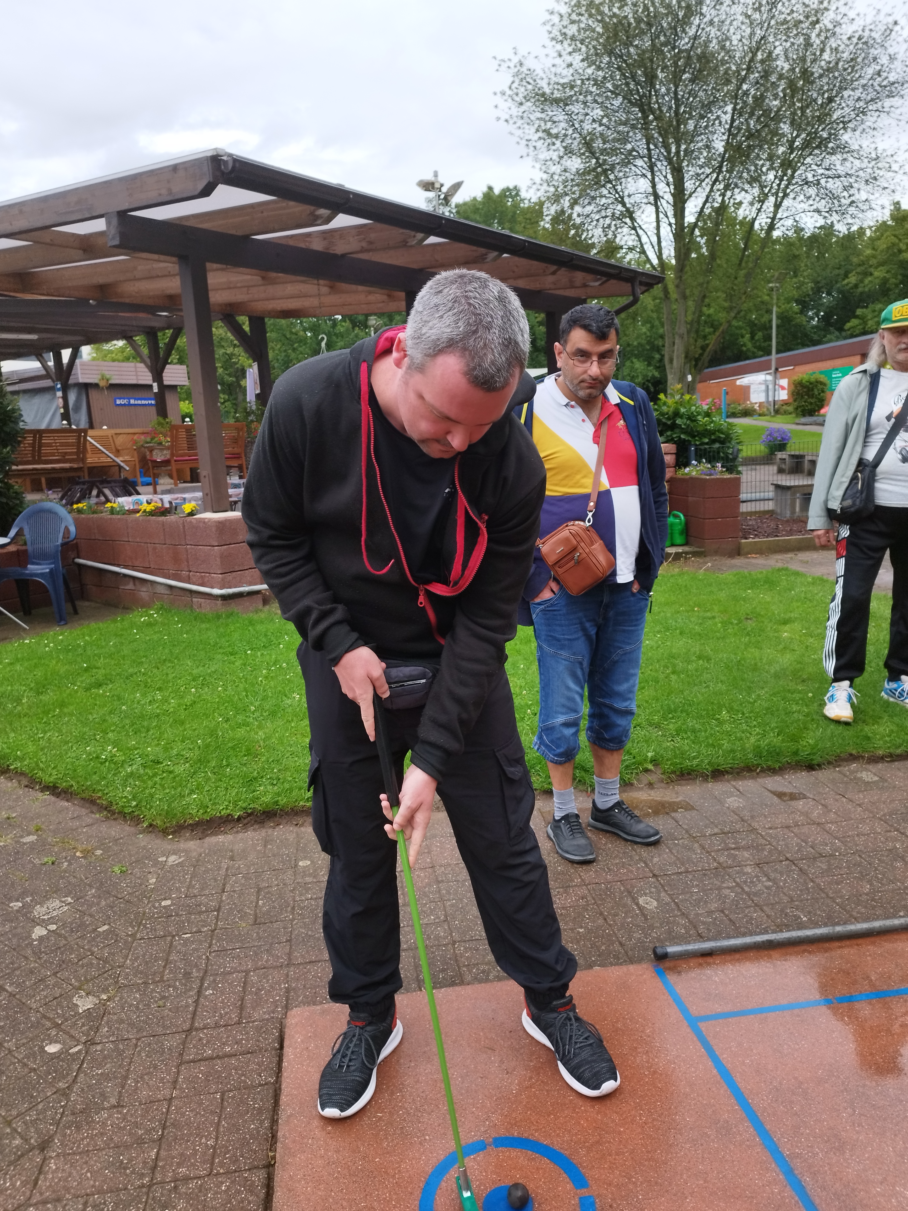 Eine Person beim Minigolf spielen.