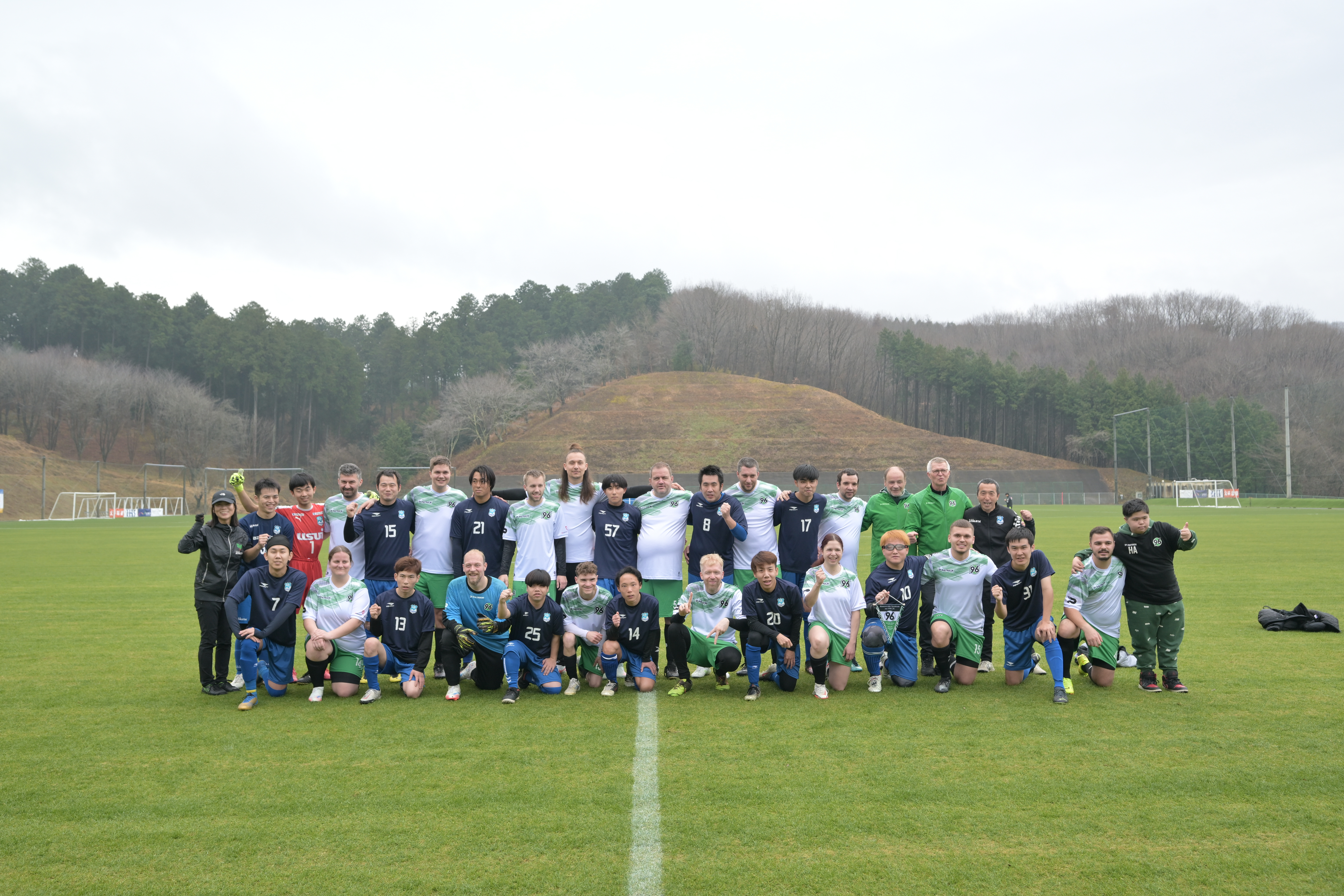 Die 96erInnen posieren mit dem Gastgeber.