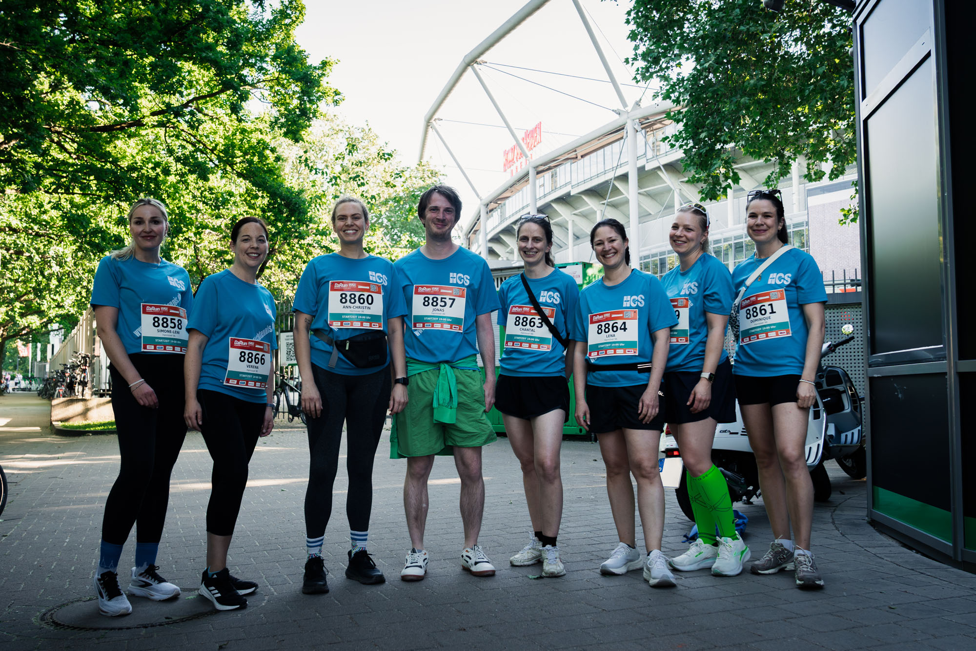Gruppenbild einer Laufgruppe mit der Heinz von Heiden Arena im Hintergrund.