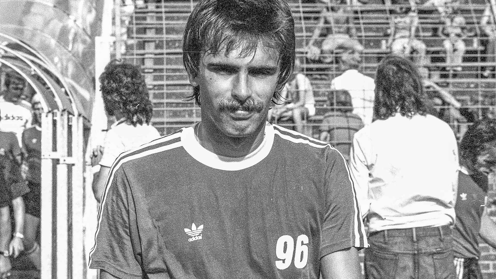 Schwarz-Weiß-Bild von Peter Hayduk im alten 96-Trikot.