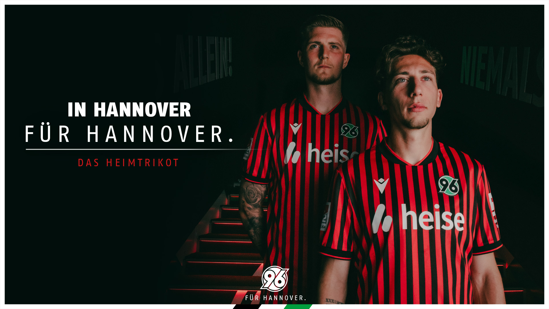 Josh Knight und Jannik Rochelt im neuen Hannover-96-Heimtrikot.