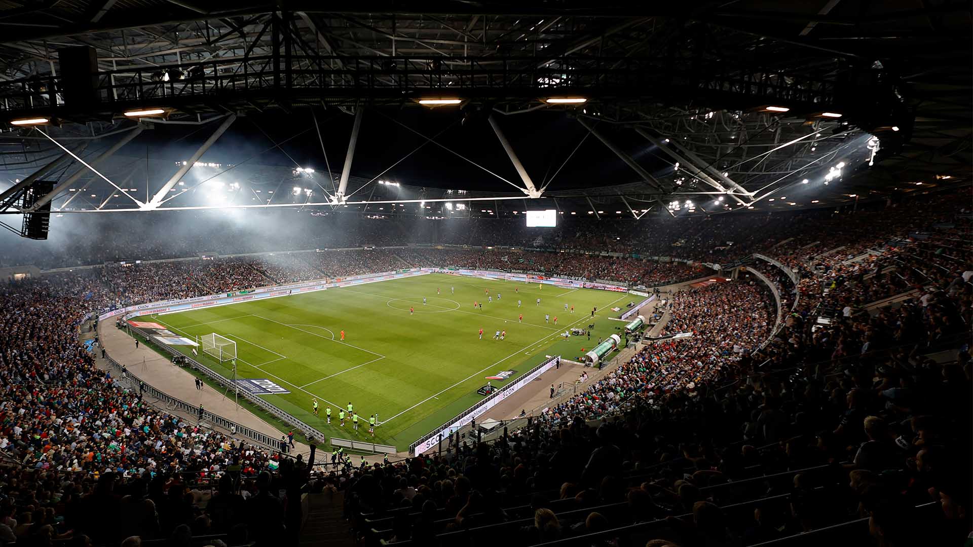 Blick in die volle Heinz von Heiden Arena bei Flutlicht.
