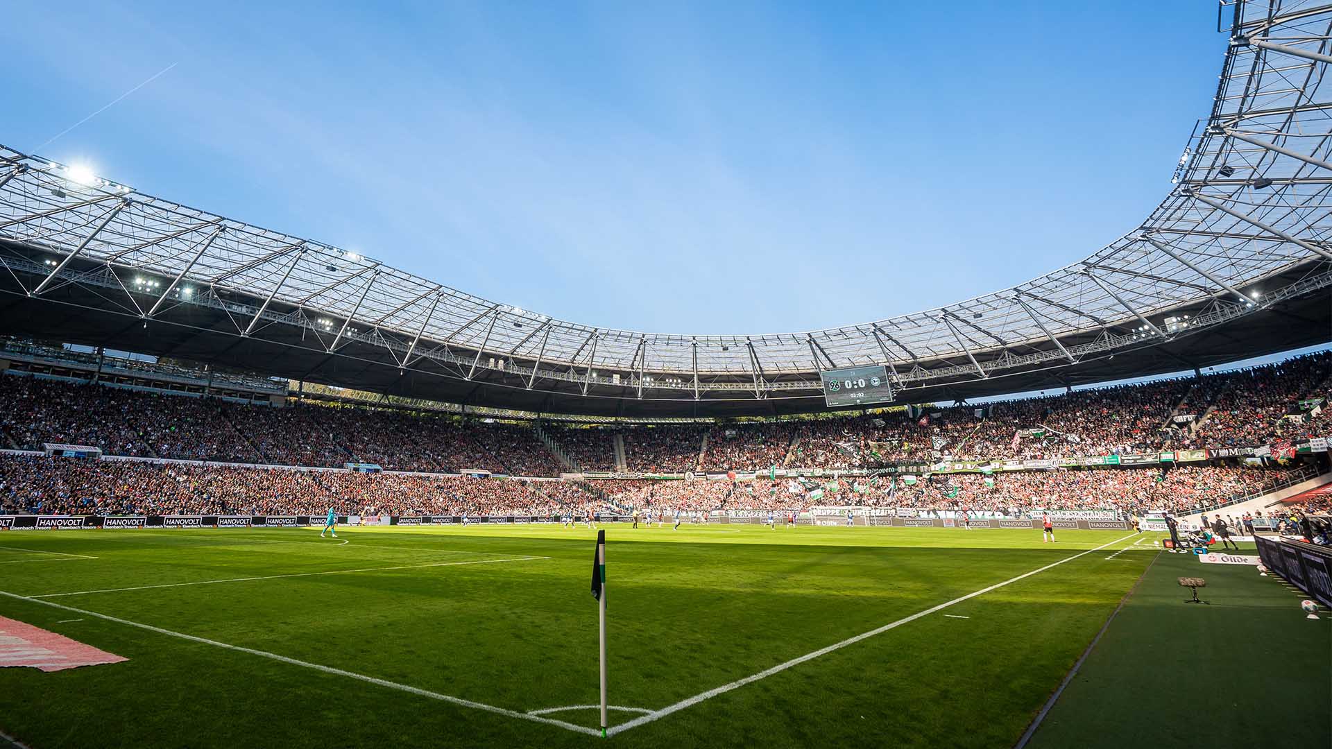 Blick ins volle Stadion bei Sonnenschein.