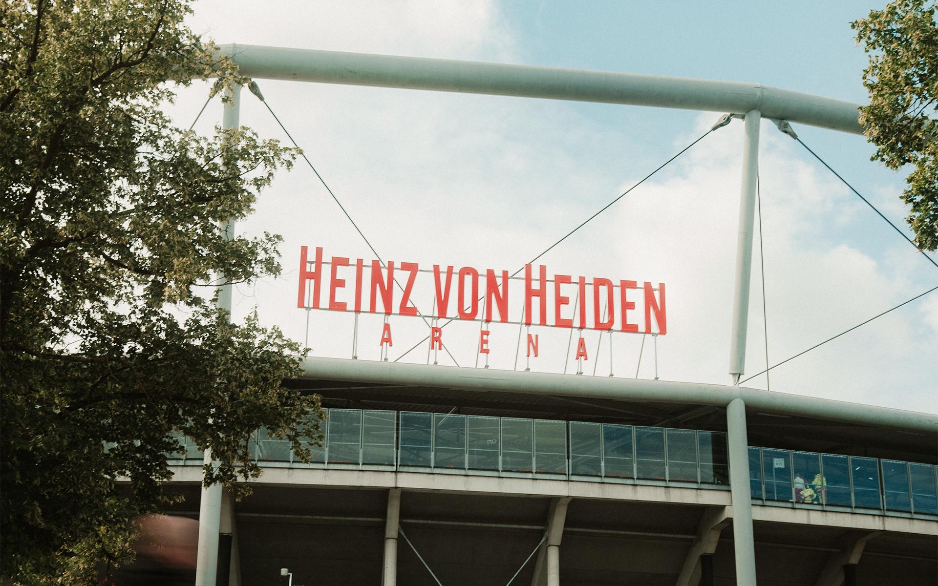 Der Heinz-von-Heiden-Schriftzug auf dem Dach der Arena.