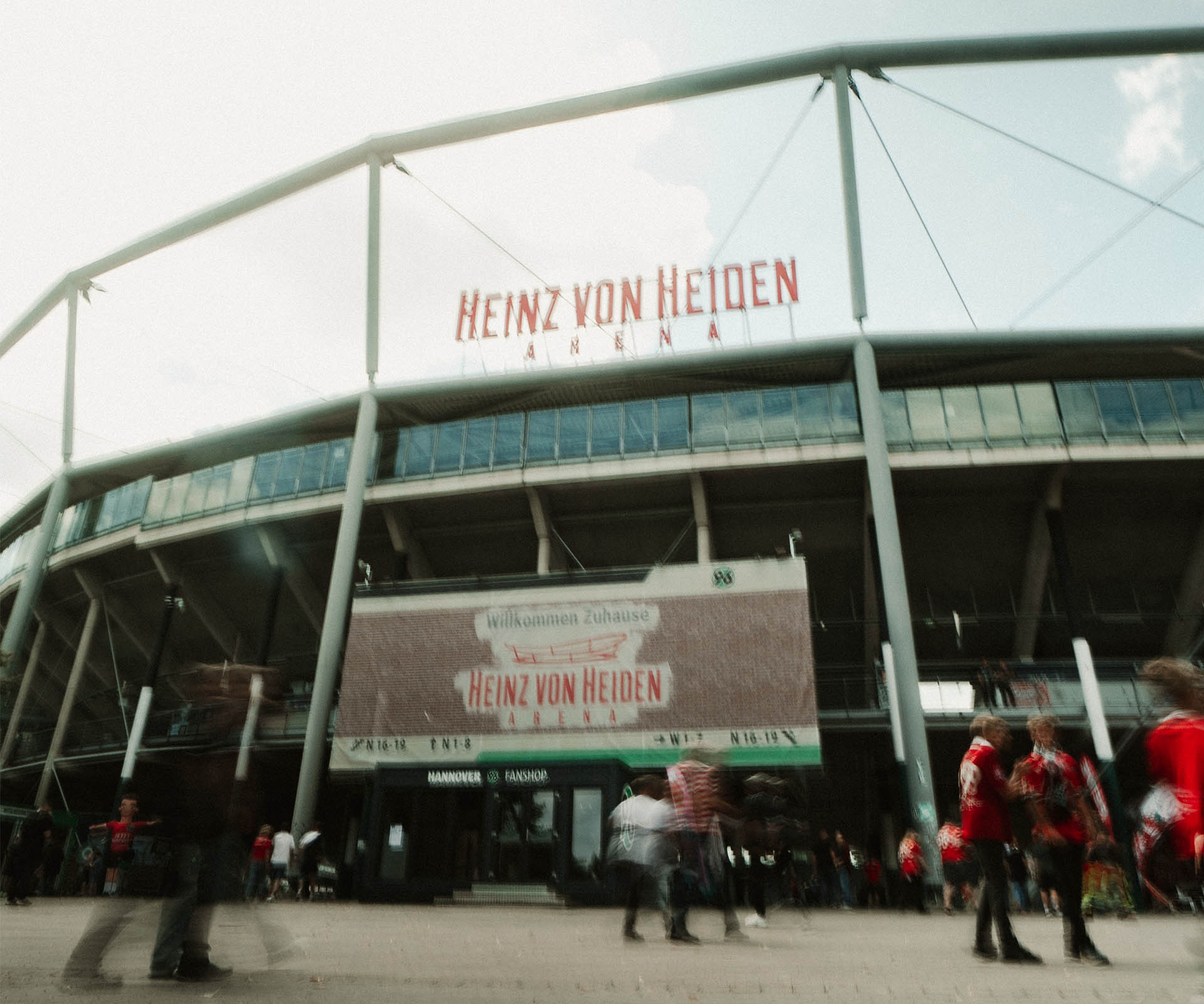 Nordeingang der Heinz von Heiden Arena, Fans, die reingehen, sind unscharf zu sehen. 