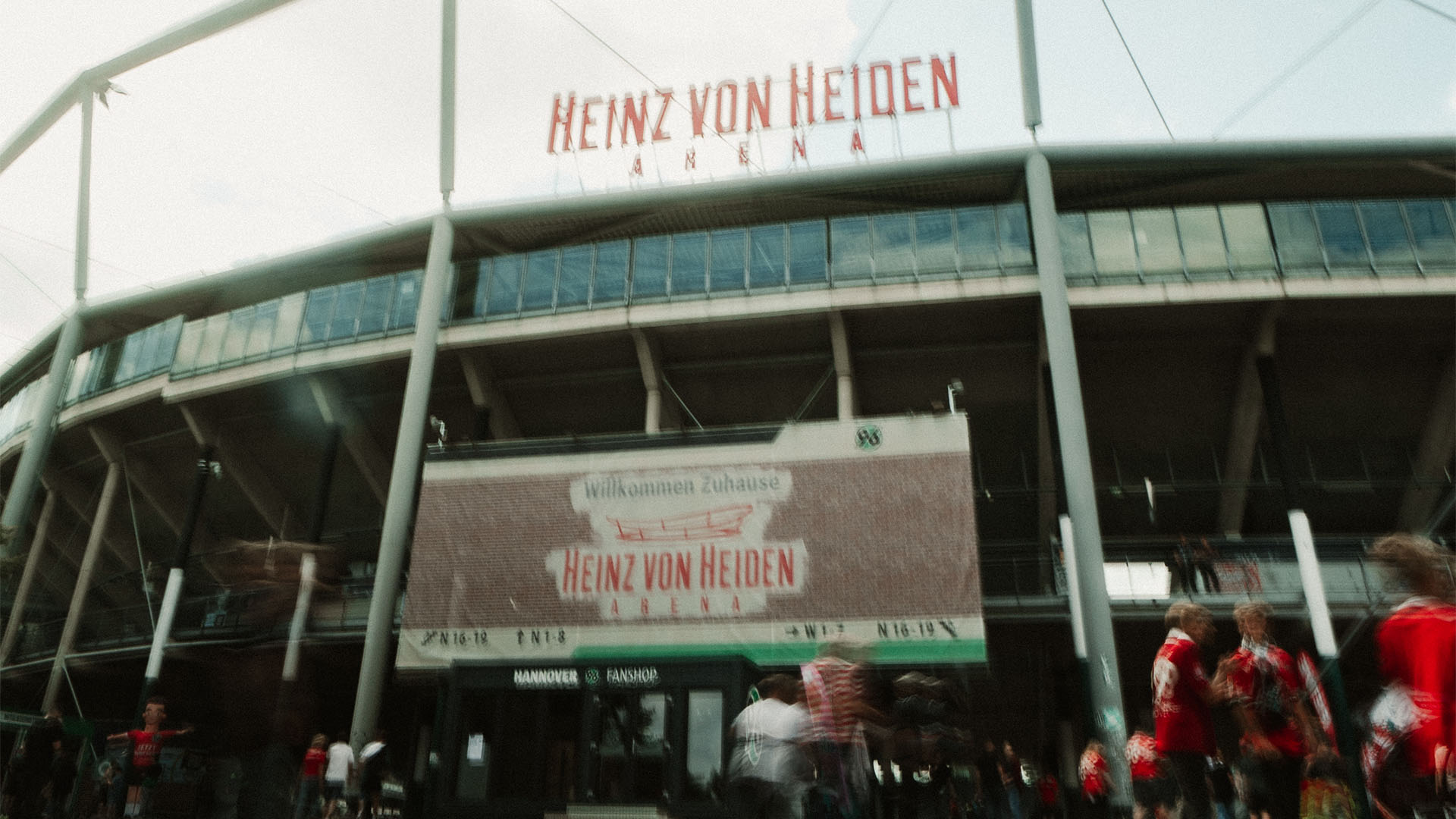 Nordeingang der Heinz von Heiden Arena, Fans, die reingehen, sind unscharf zu sehen. 