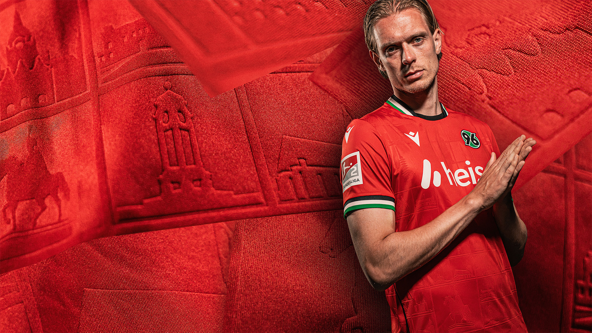 Stefan Thordarson im roten 96-Trikot vor einem Hintergrund mit Detailaufnahmen des Trikots.