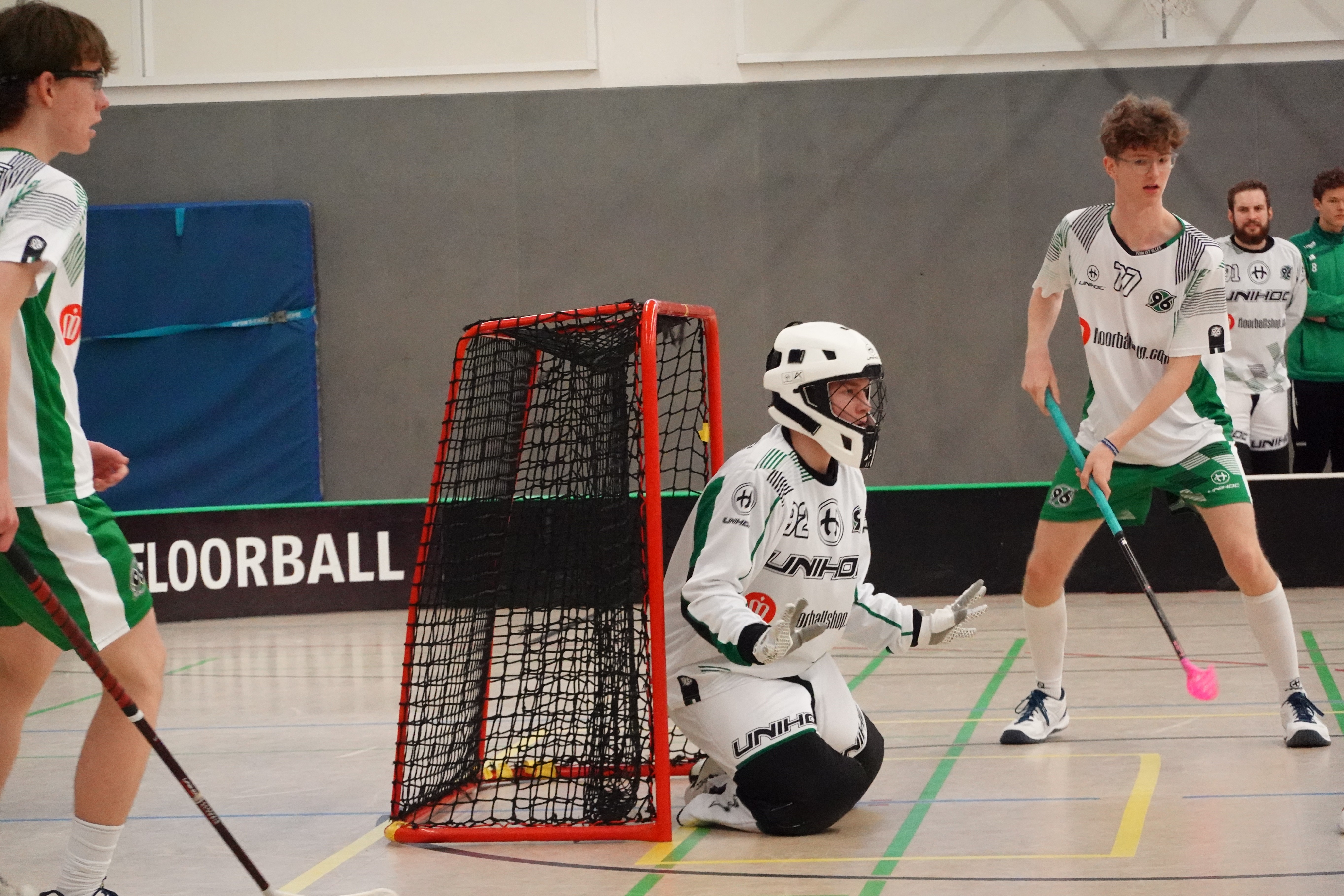 Torwart sitzt im Tor.