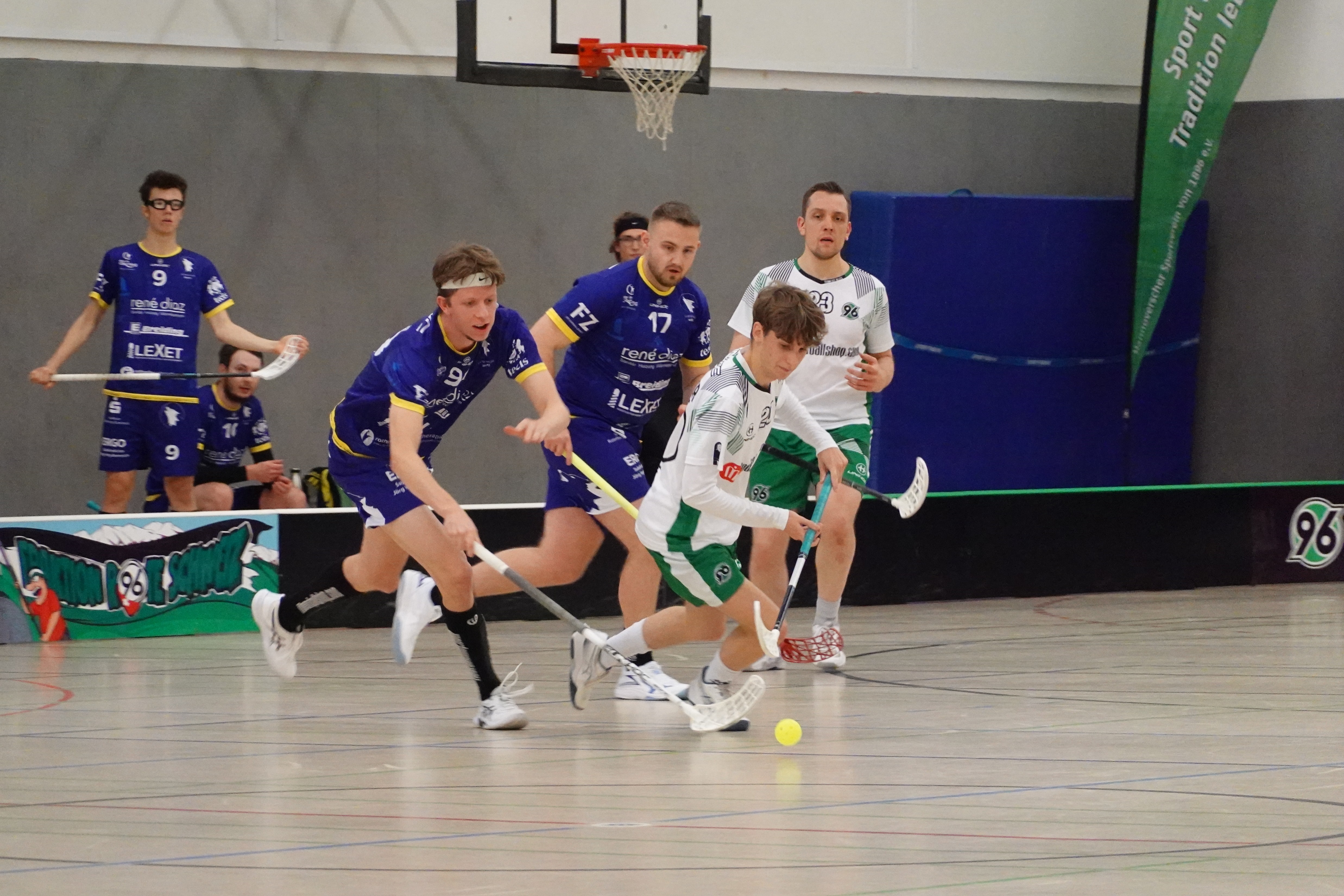 Spieler dribbelt mit dem Ball.