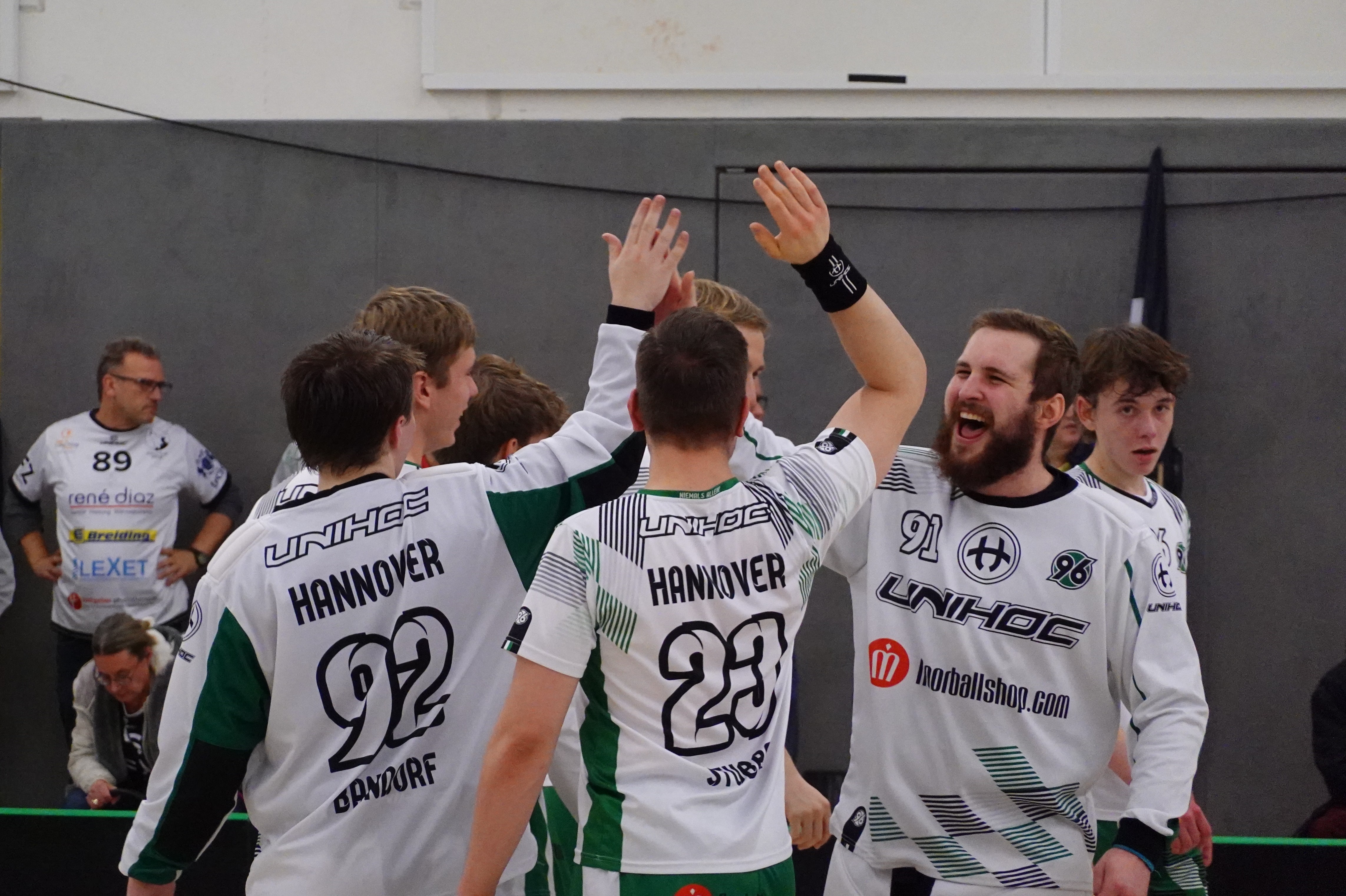 Die Spieler klatschen sich ab.