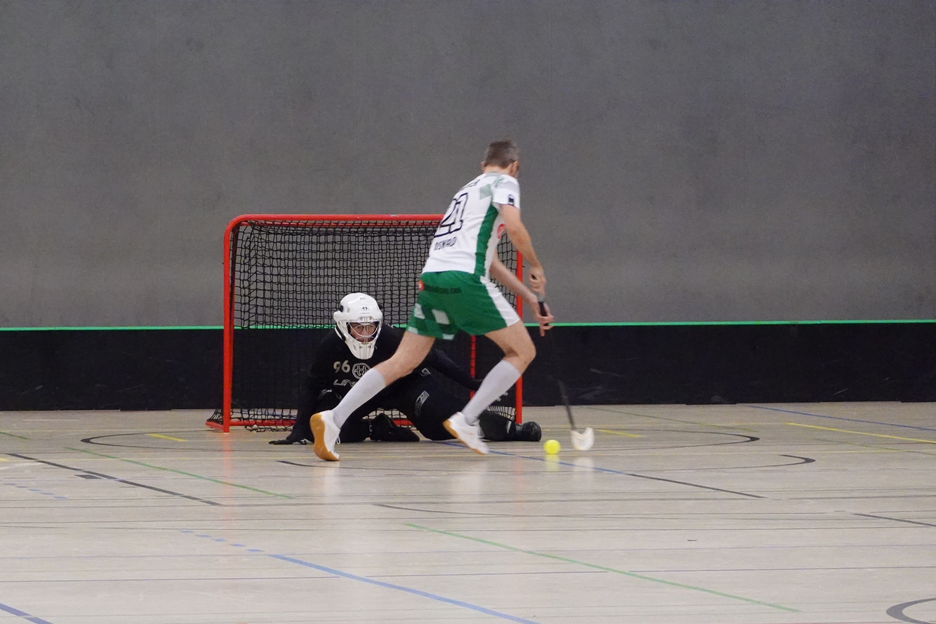 Spieler schießt auf das Tor.