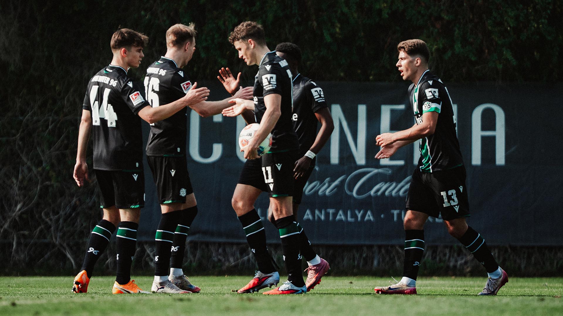 Die Spieler bejubeln ein Tor.