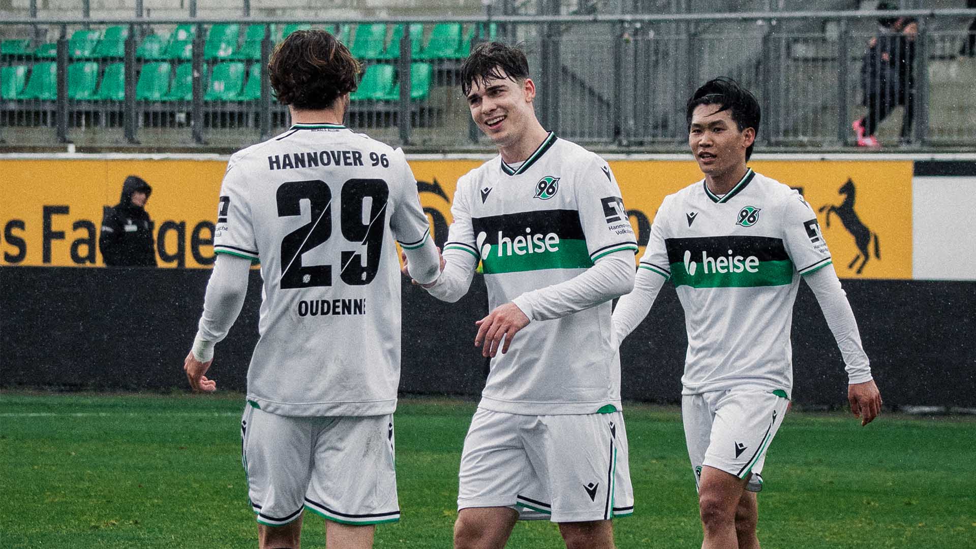 Noah Weißhaupt und Kolja Oudenne schlagen ein, Hayate Matsuda im Hintergrund.