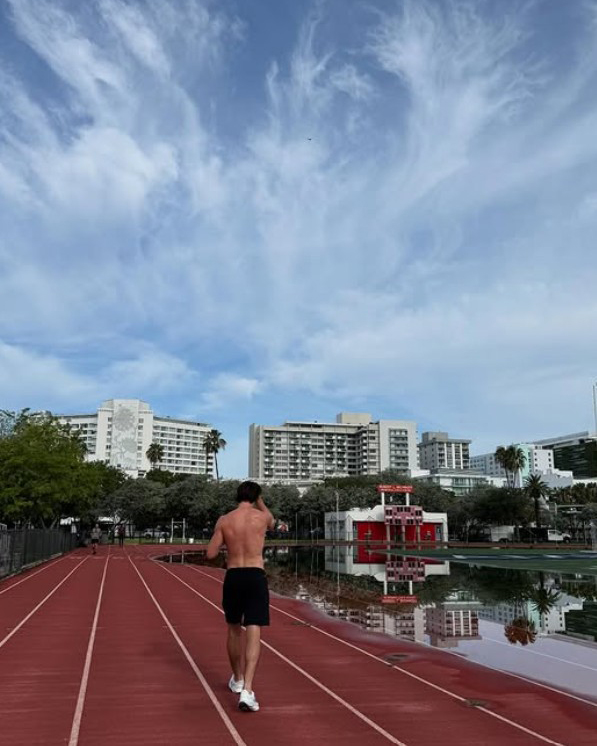 Jean Hugonet läuft auf einer Tartanbahn, im Hintergrund ist die Skyline von Miami zu sehen.
