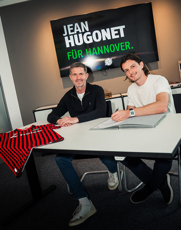 Jean Hugonet bei der Vertragsunterzeichnung neben Sportdirektor Ralf Becker.