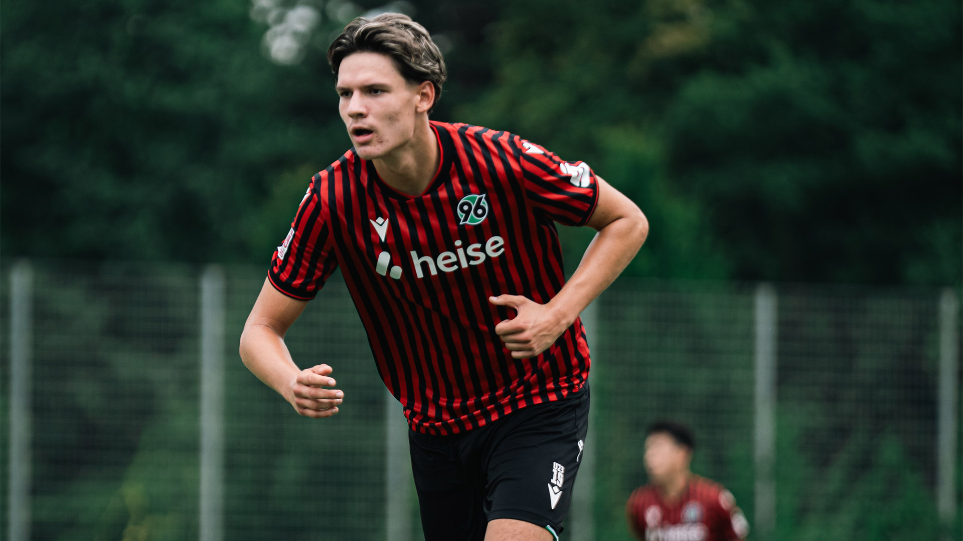 Denis Husser im Spiel im Heimtrikot, Aufnahme bis zum Oberschenkel.