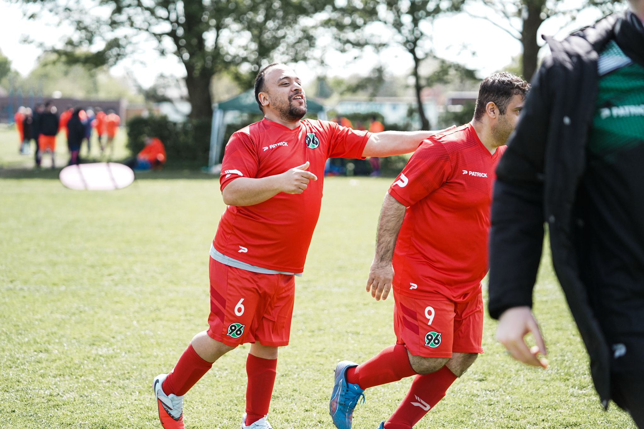 Spieler gibt dem anderen Spieler einen Motivationsschubser