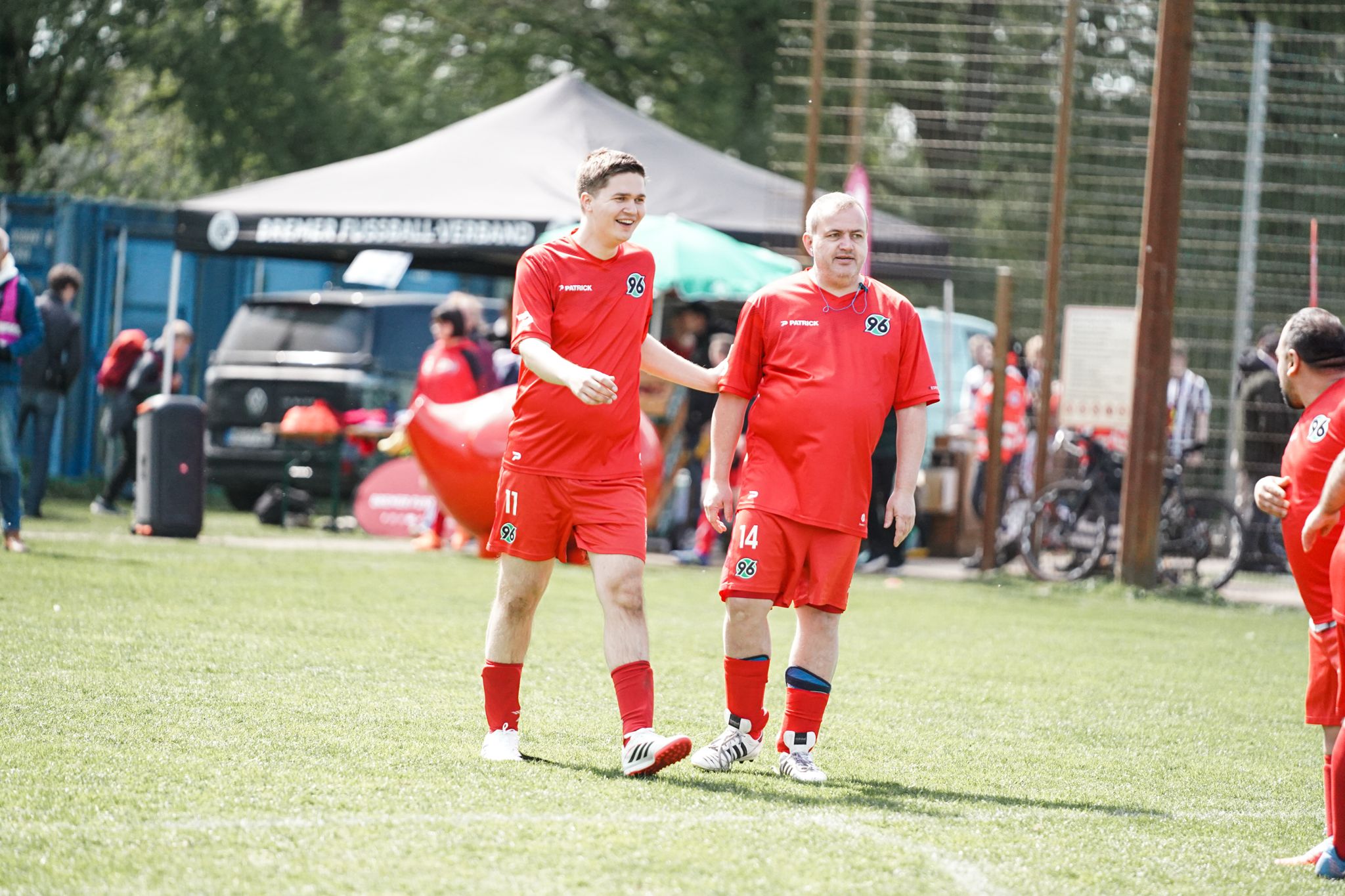 Zwei Spieler auf dem Feld 