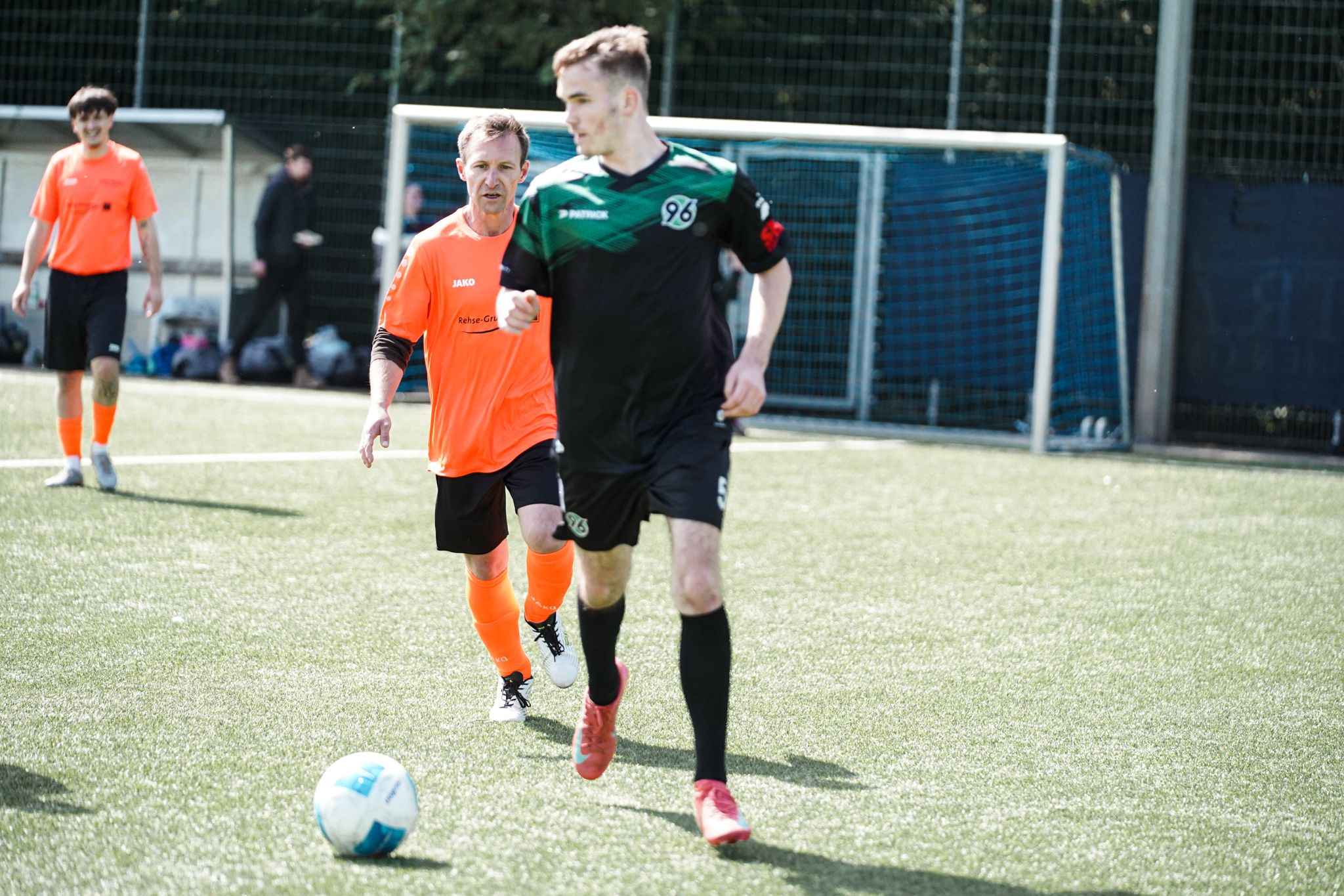 Enge Ballführung des 96-Spielers