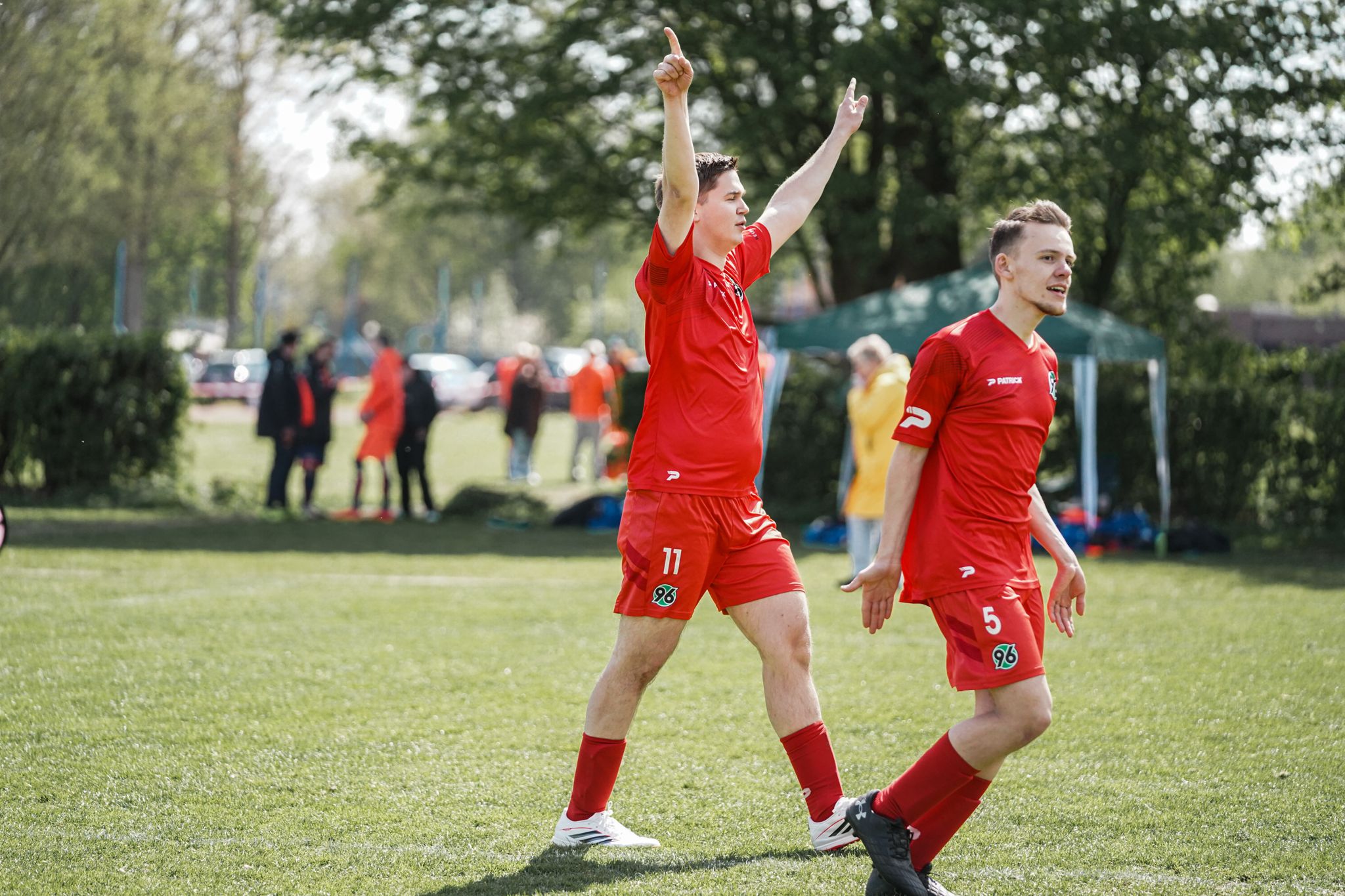 Zwei Spieler Jubeln im roten Trikot