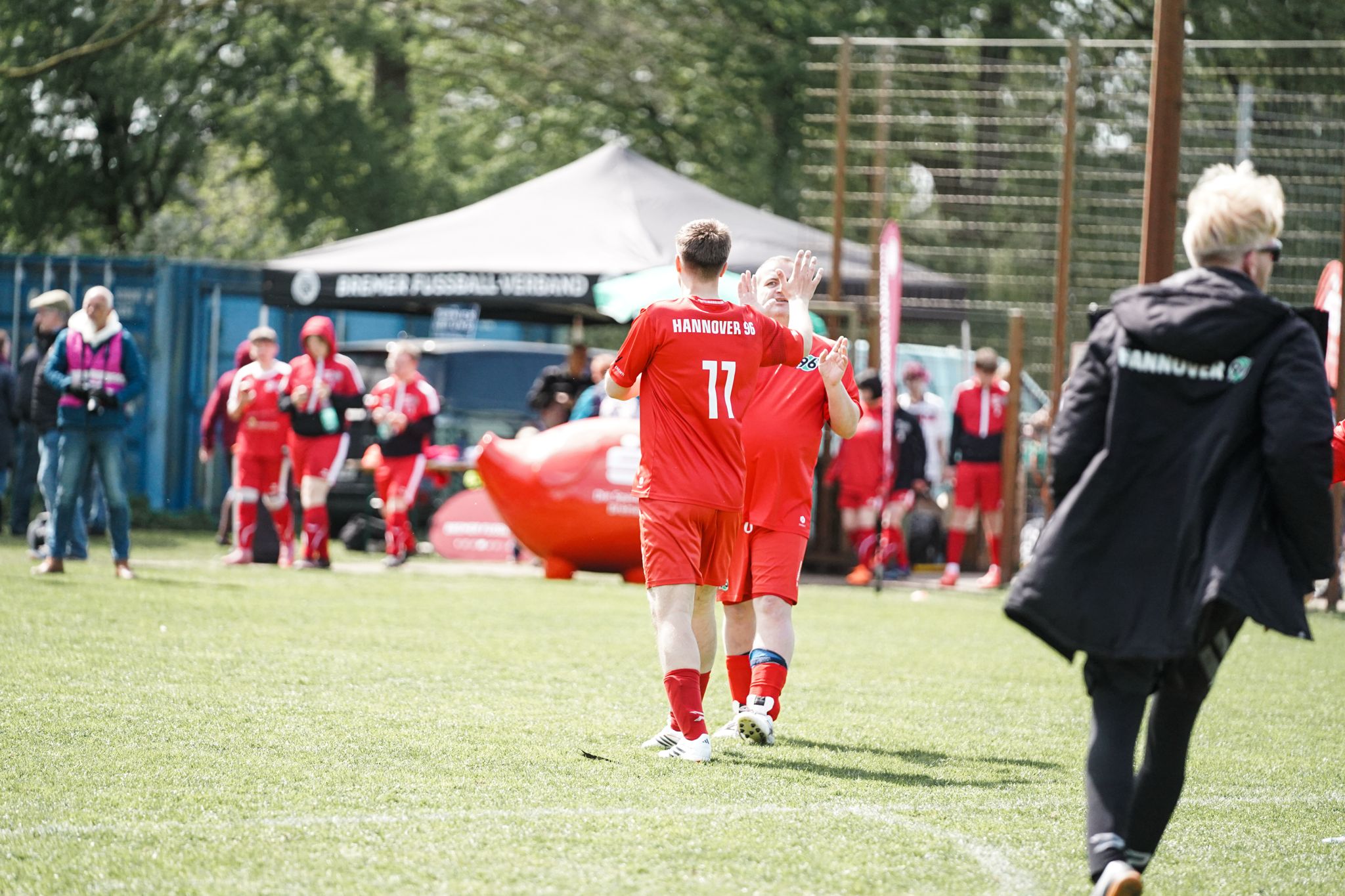 Zwei 96 Spieler klatschen sich ab