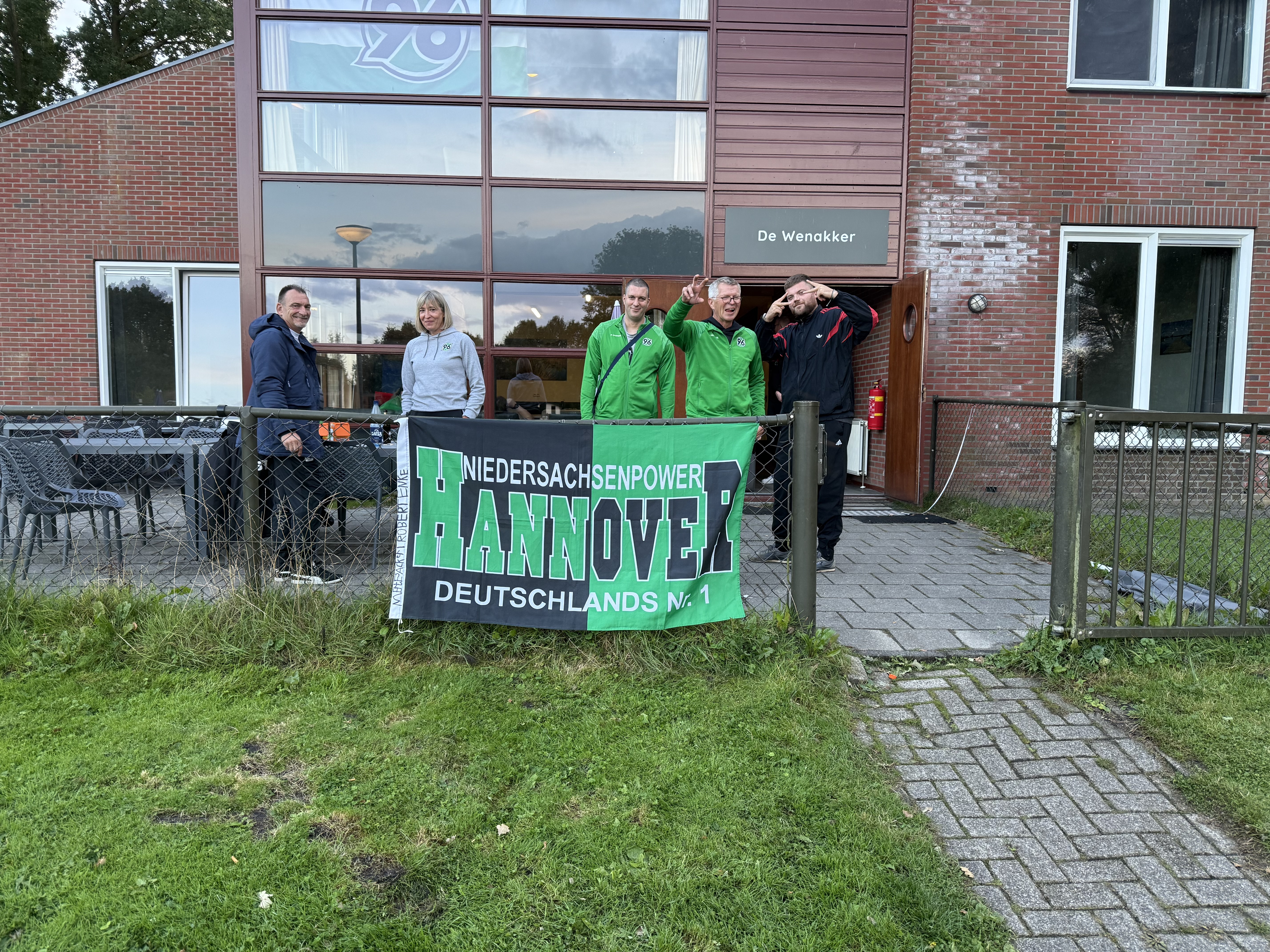 Die HandicapfußballerInnen halten eine Flagge in die Kamera.