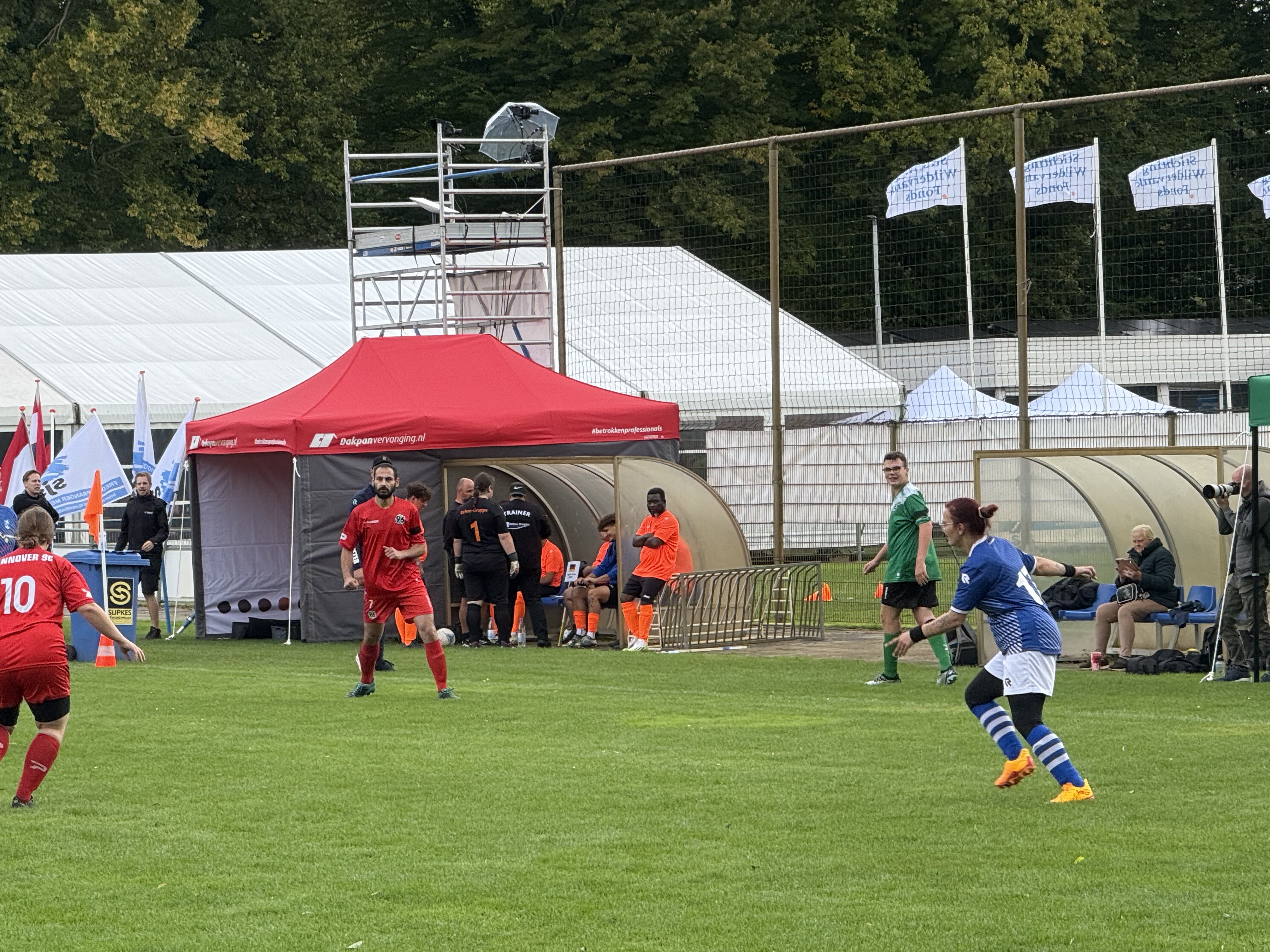 Die SpielerInnen laufen auf den Ball zu.