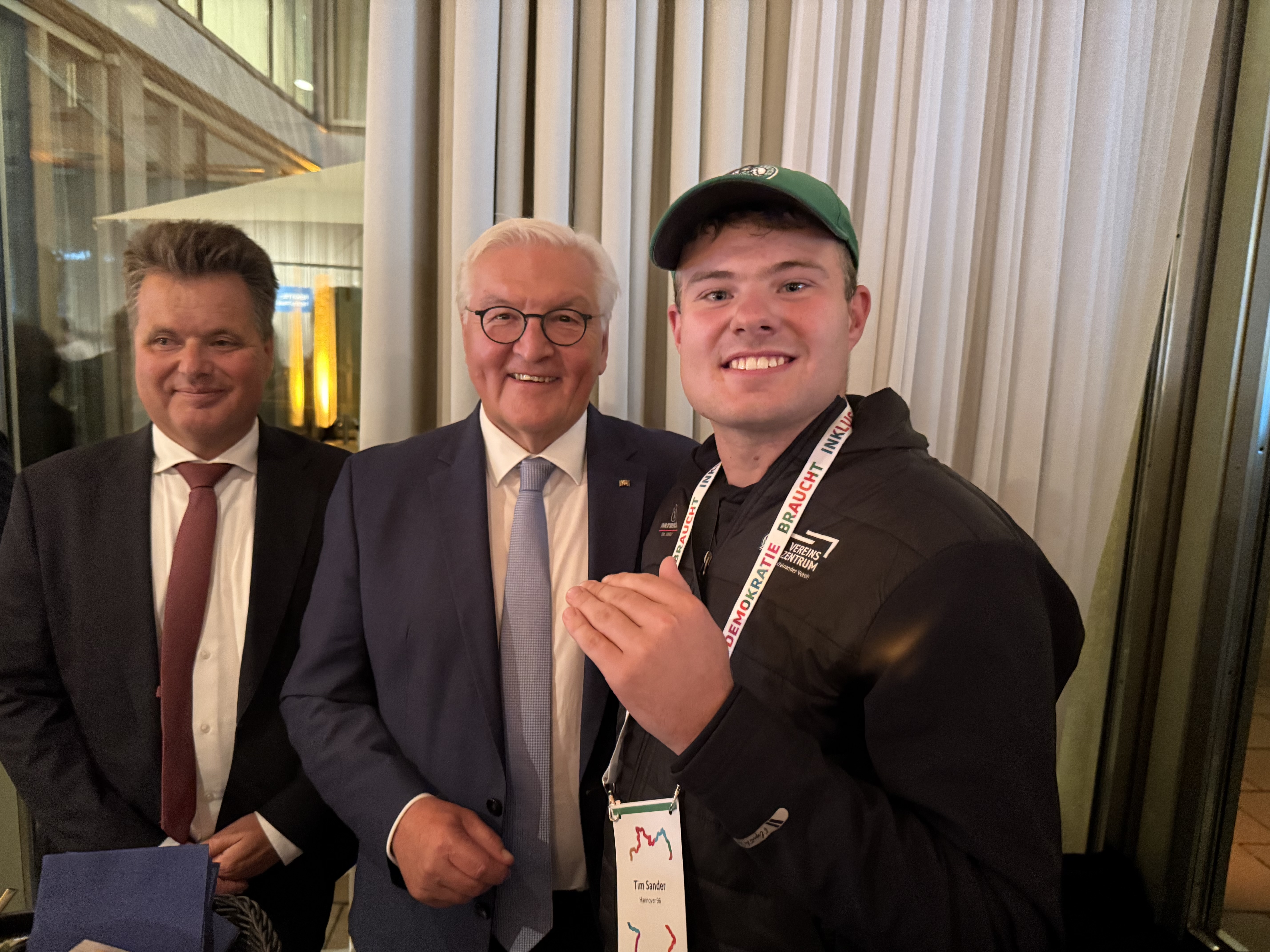 Frank-Walter Steinmeier und Tim Sander lächeln in die Kamera.