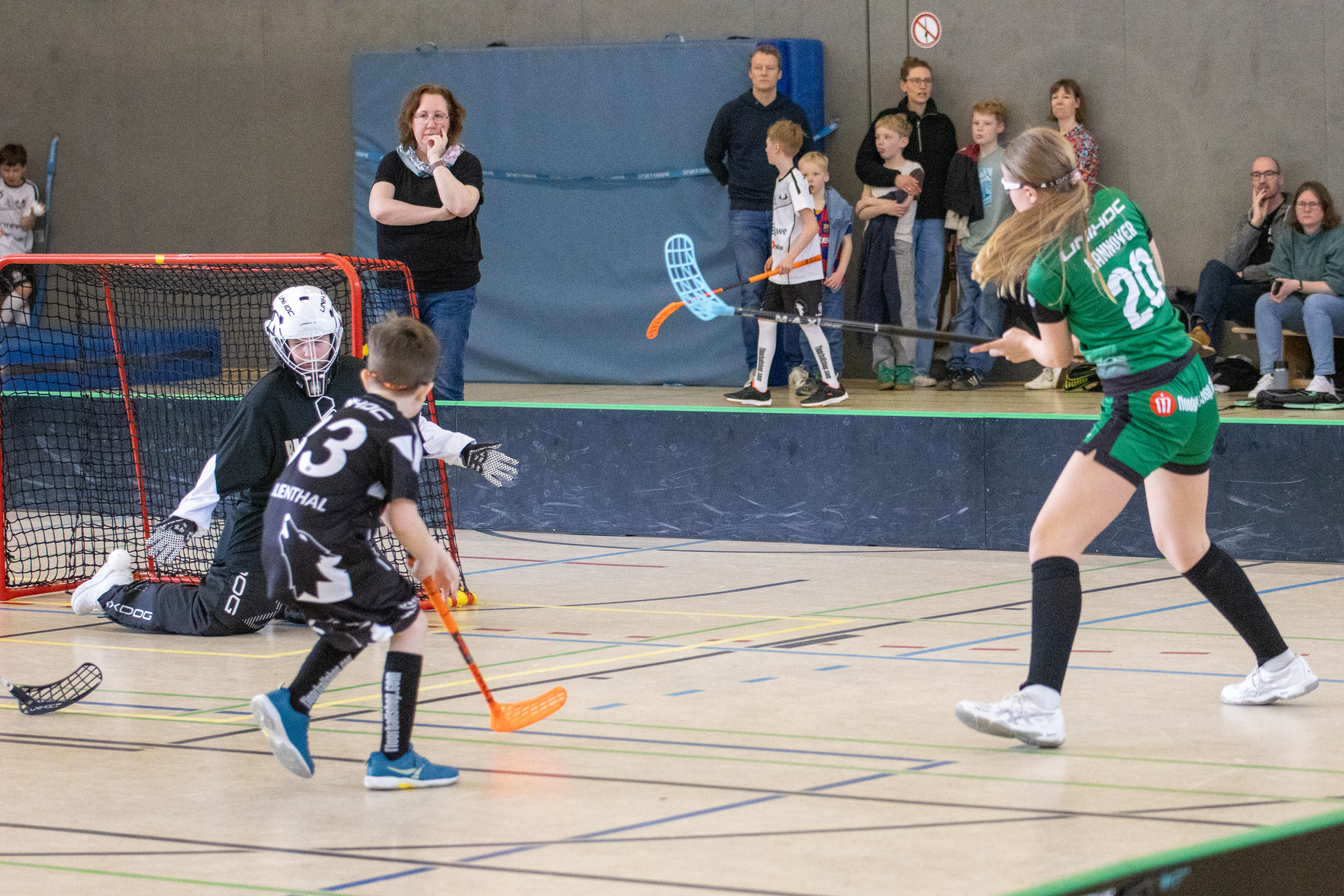 Szene aus einem Floorball-Spiel der U11 von Hannover 96