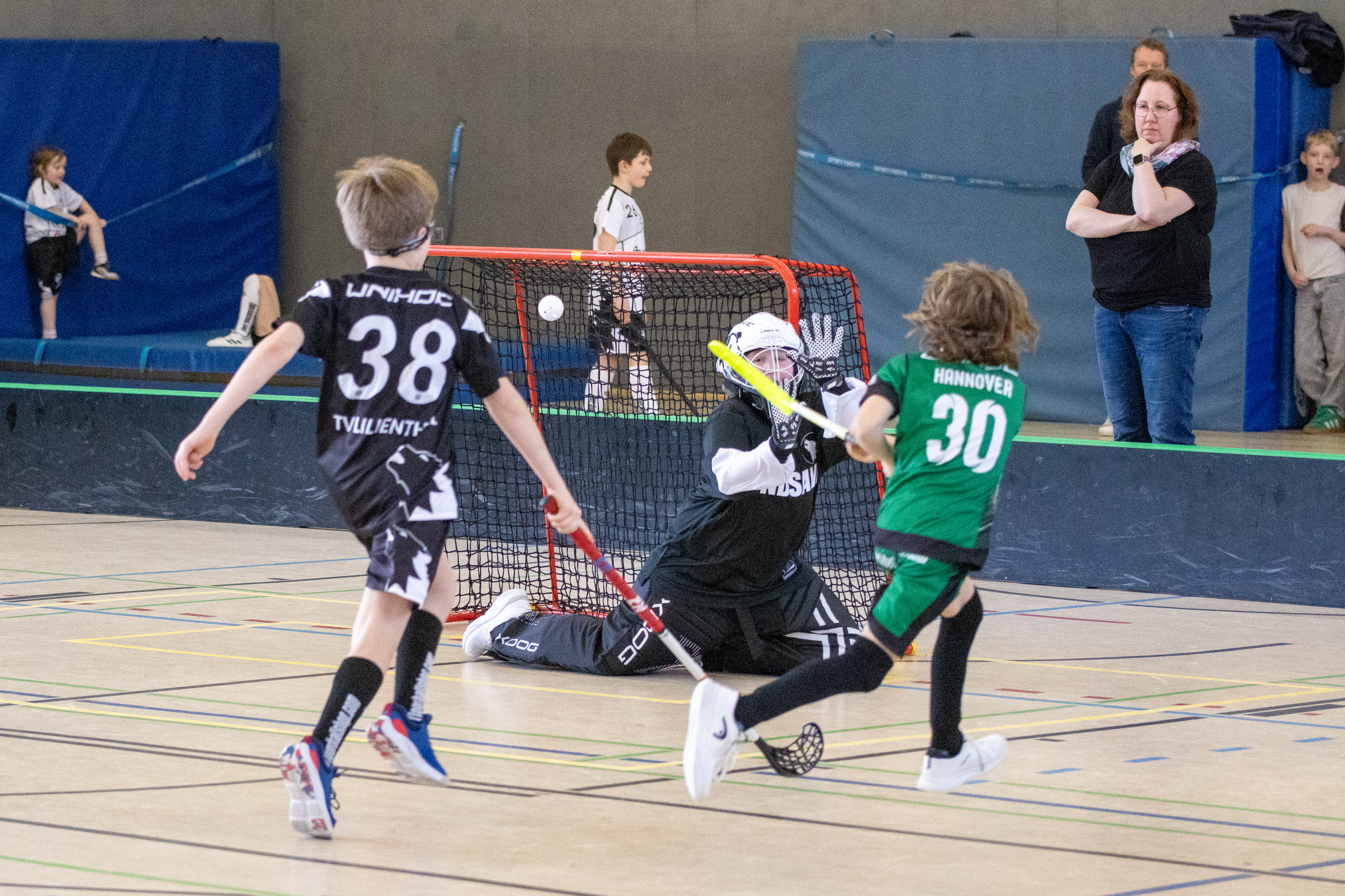 Szene aus einem Floorball-Spiel der U11 von Hannover 96