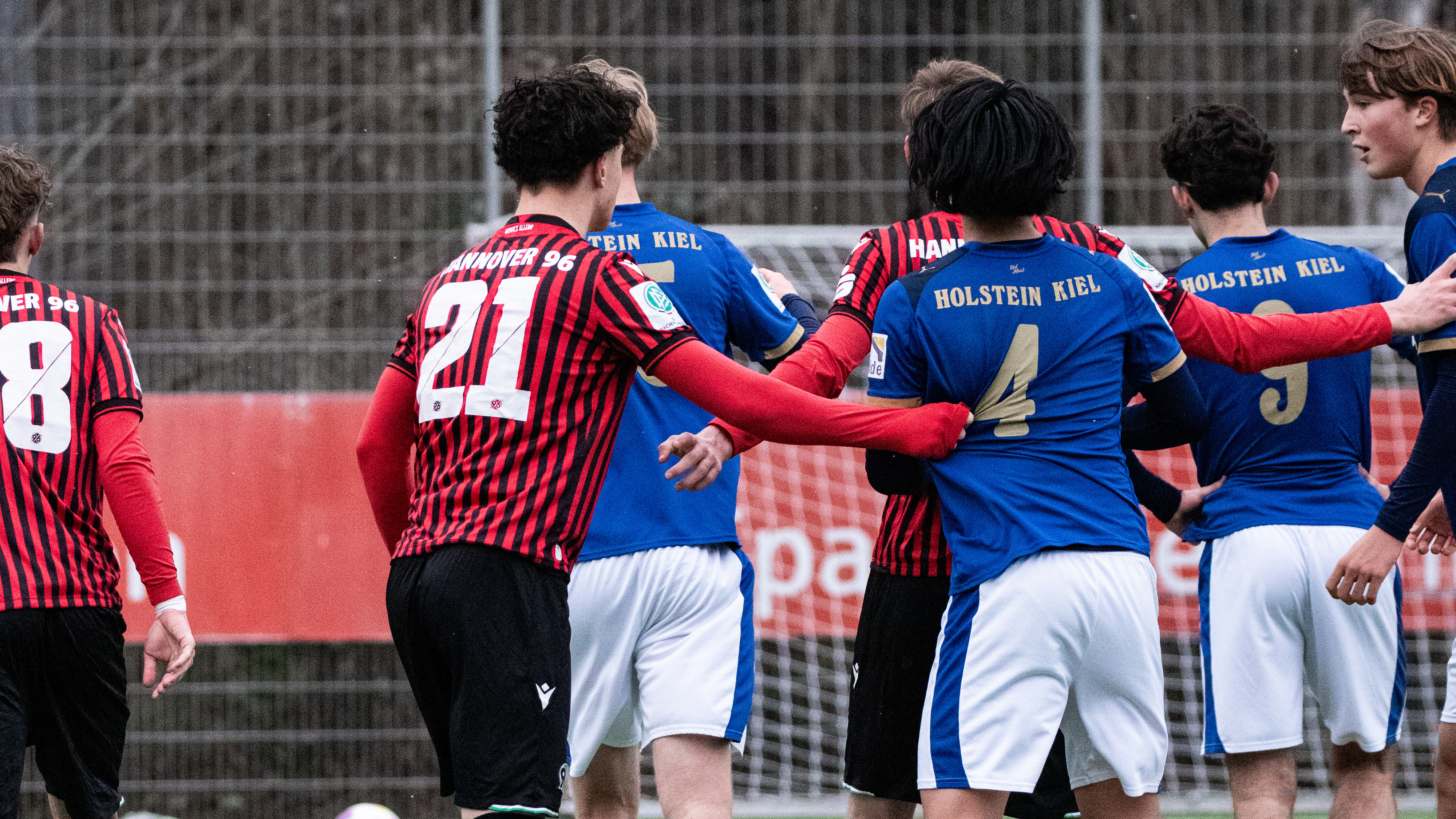 Spieler der U17 von Hannover 96 und Holstein Kiel.