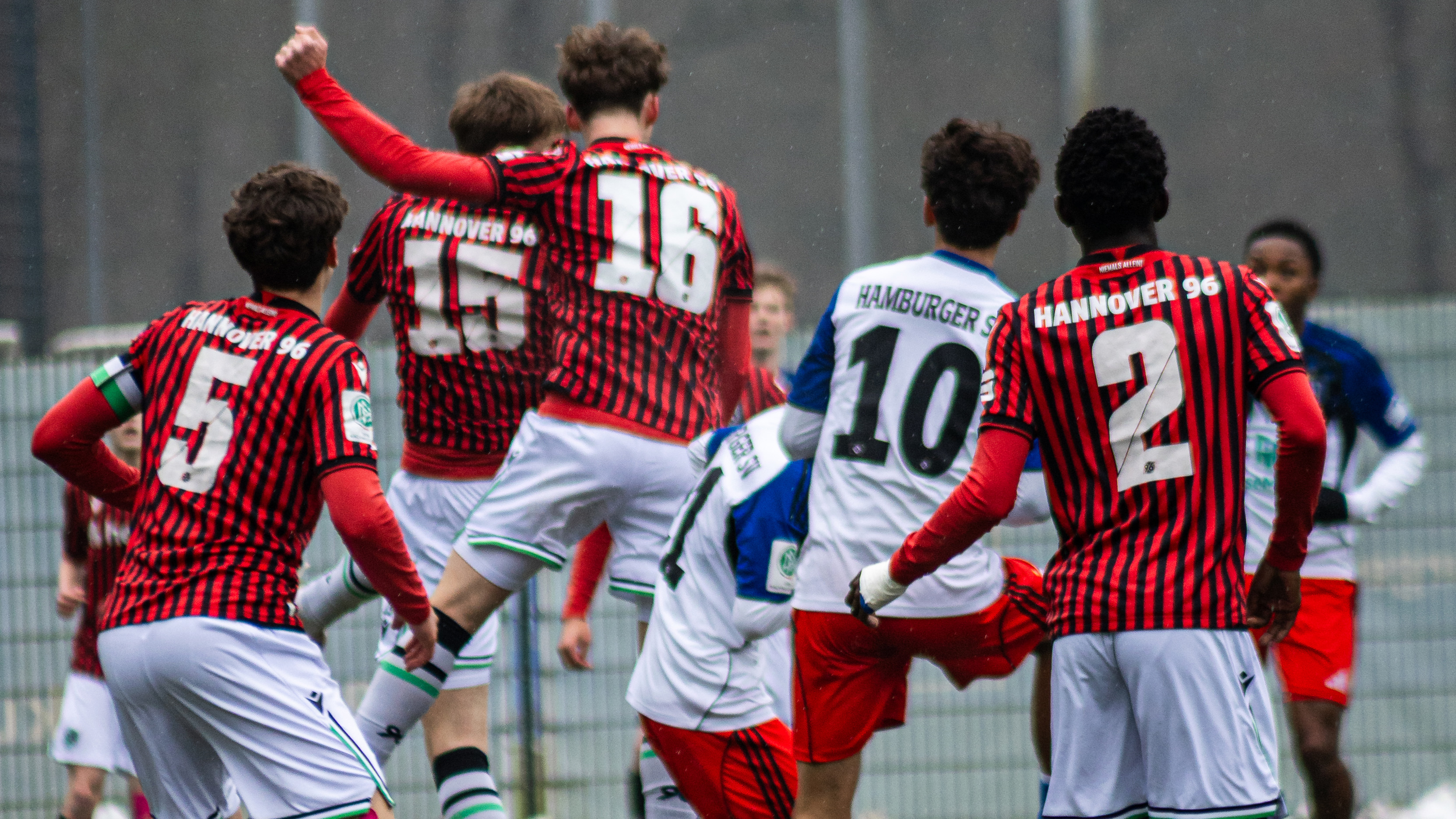 Spieler der U17 von Hannover 96 und des Hamburger SV.