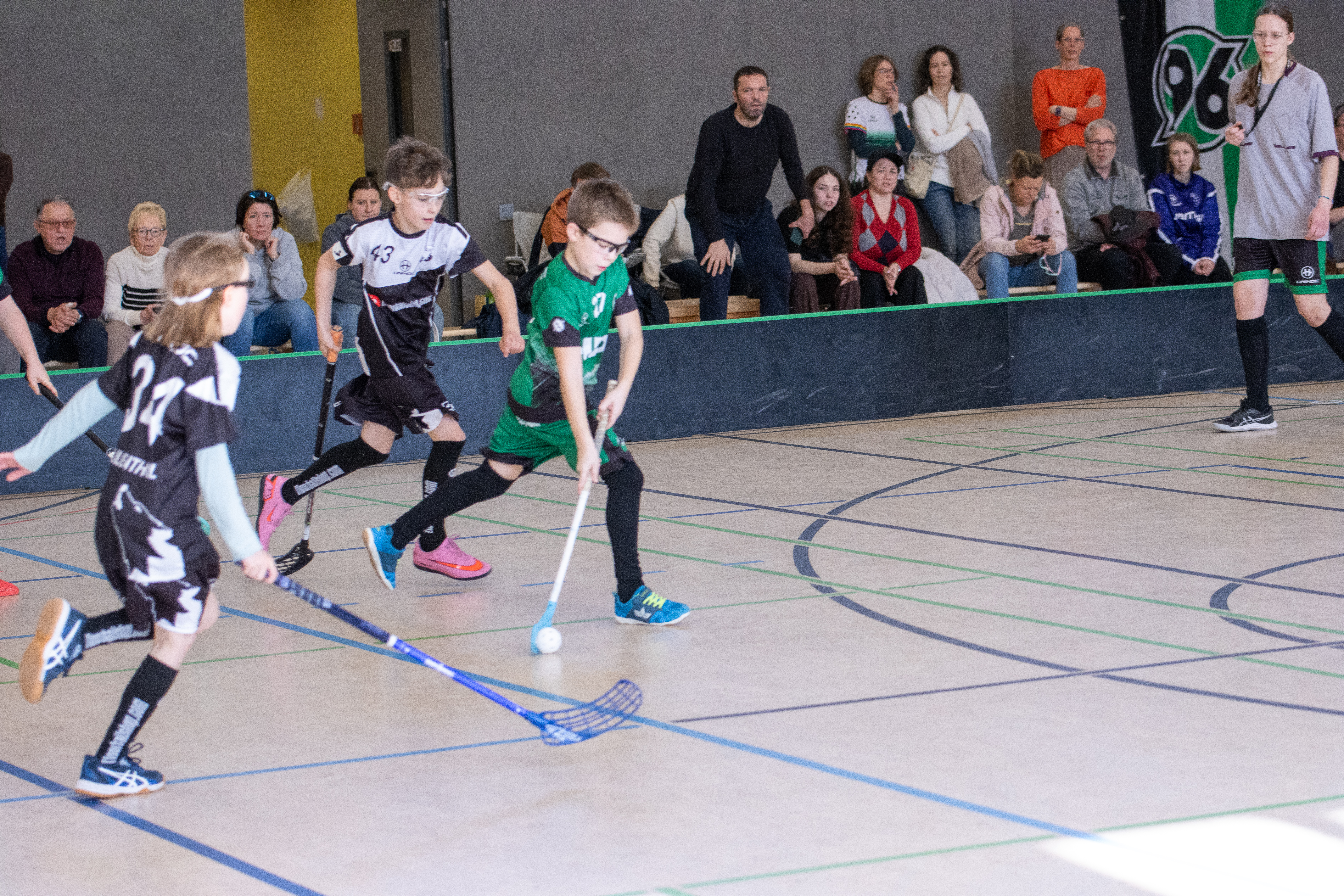 Szene aus einem Floorball-Spiel der U11 von Hannover 96